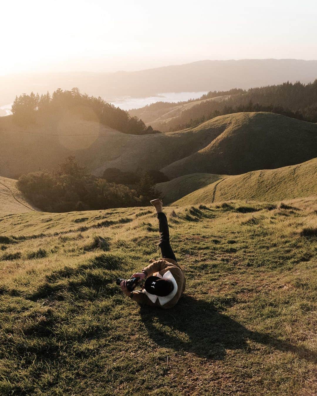 FOLKのインスタグラム：「Hi! It’s me, the voice behind it all. Since we’re celebrating our 9th birthday this week I thought I’d introduce myself...I’m Ben (@benashby.co) and I’m a small town country kid that grew up on a 200 year old farm outside of a town of 300 people in western Kentucky. I now split my time between that farm and a place that’s a couple miles outside NYC. I figure if that duality worked for Harper Lee it can work for me. Anyways I grew up as an only child on a working farm. My summers were spent in my watermelon patches and pumpkin patches and my weekends were spent with the animals on the farm. My grandfather and my aunt lived on the farm and I learned an endless list of old fashioned ways and things from them. From gardening to baking to knowing and celebrating your roots I had such an amazing childhood there...and it absolutely formed the foundation for the slow living world I am a part of today. I suppose the rural landscapes mixed with @marthastewart48’s 90s empire really hit home with me. I was never into video games or CatDog and the Wild Thornberries. I wanted to learn how to make and create and to appreciate the traditional ways and arts that had been the standard for so long. During those years I truly reveled in a love of clothes lines, snapping beans, and knowing how to fish. When I went off to college I found friends that were similar and we had the idea of creating a community that celebrated just that. Nine years ago FOLK was born out of the endless inspiration of small towns, rural life, bucolic scenes, and the love of listening to folkloric style story tellers that dot the landscape of each and every community. Over the past nine years FOLK has grown and evolved to include the amazing photographers and adventures from across the globe, a celebration of hand made and maker made, and the art of slow living...all things that this world so desperately needs. I’m going to continue this on in another post a little bit later today, but I wanted to start by saying hello. All of these photos are by one of the most important people in my life @goinghome.co. In the first photo I’m wearing boots by @markalbertboots. My blue coat is by @stashstyle.」