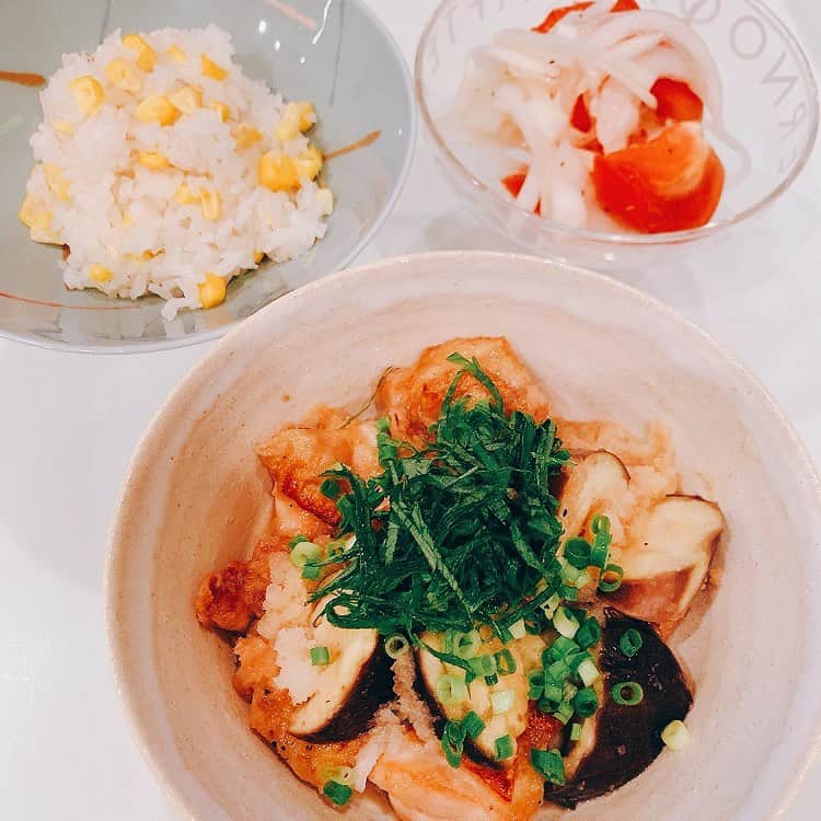 吉岡聖恵さんのインスタグラム写真 - (吉岡聖恵Instagram)「本日のきよえ軒。 夏野菜が主役スペシャル🍅🌽🥒  ・トマトと玉ねぎのマリネ ・茄子と鶏肉のみぞれ煮（大根おろし煮） ・とうもろこしご飯  皆さんの心身の健康を願っています。  #きよえ軒」7月10日 22時39分 - kiyoe_yoshioka_official