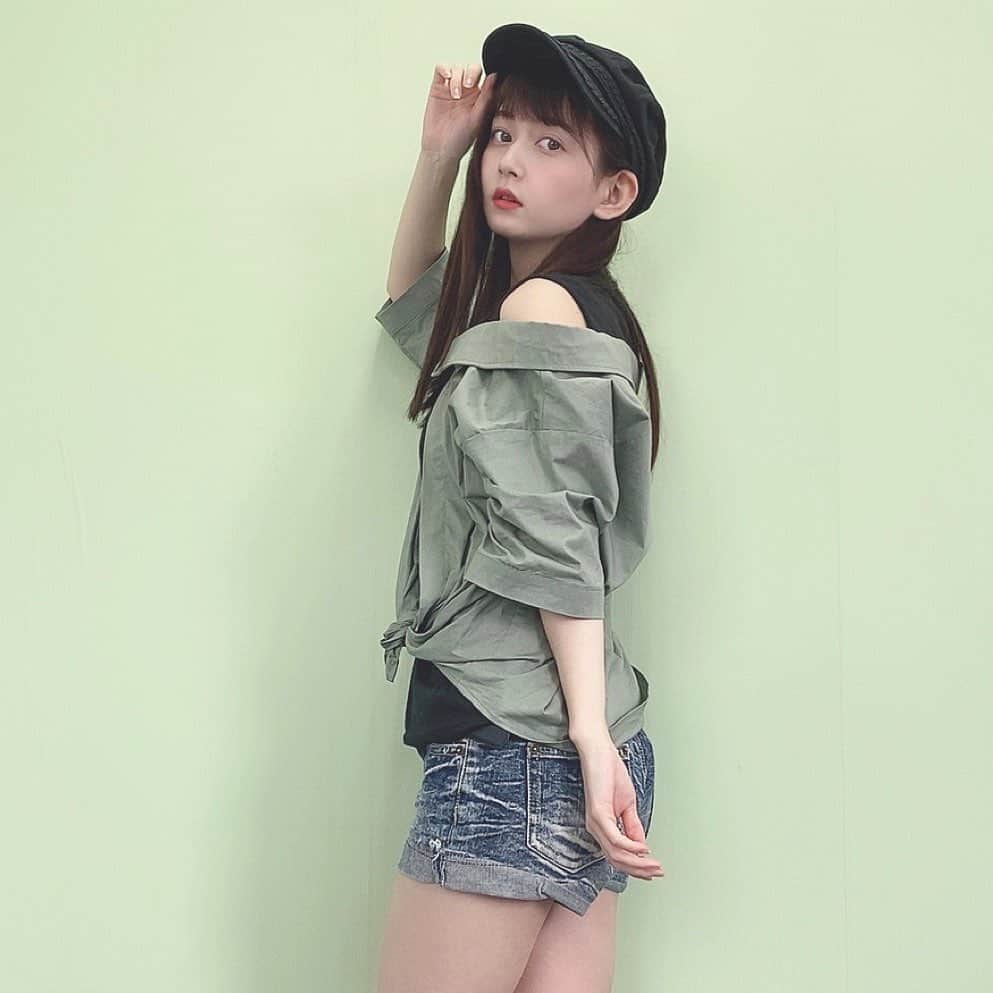 金久保マユ（ぼんぼん）のインスタグラム：「夏らしいイベントはないけど、 夏っぽくしたいな〜とちょっと雰囲気を変えてみました☀️ . . 今日1日で色んな人に褒められたので調子にのりそうです👼とても嬉しい👏 . . . 毎年雰囲気変わりすぎなのでクローゼットの中、丸ごと変えなければ。笑 . . . . . . . . .  #春夏コーデ#夏コーデ#ワンピース#ワンピ#カジュアル#ストリートファッション#ストリート系女子#帽子#帽子コーデ#cap#きょコ#美意識向上#かわいくなりたい#水色#ゆめかわいい#量産型オタク#量産型コーデ#asmr#mcm#便利#ポニーテール#作品撮りしたい#金曜日#YouTube#TikTok#自撮り女子#love#follome#animegirl#photography」