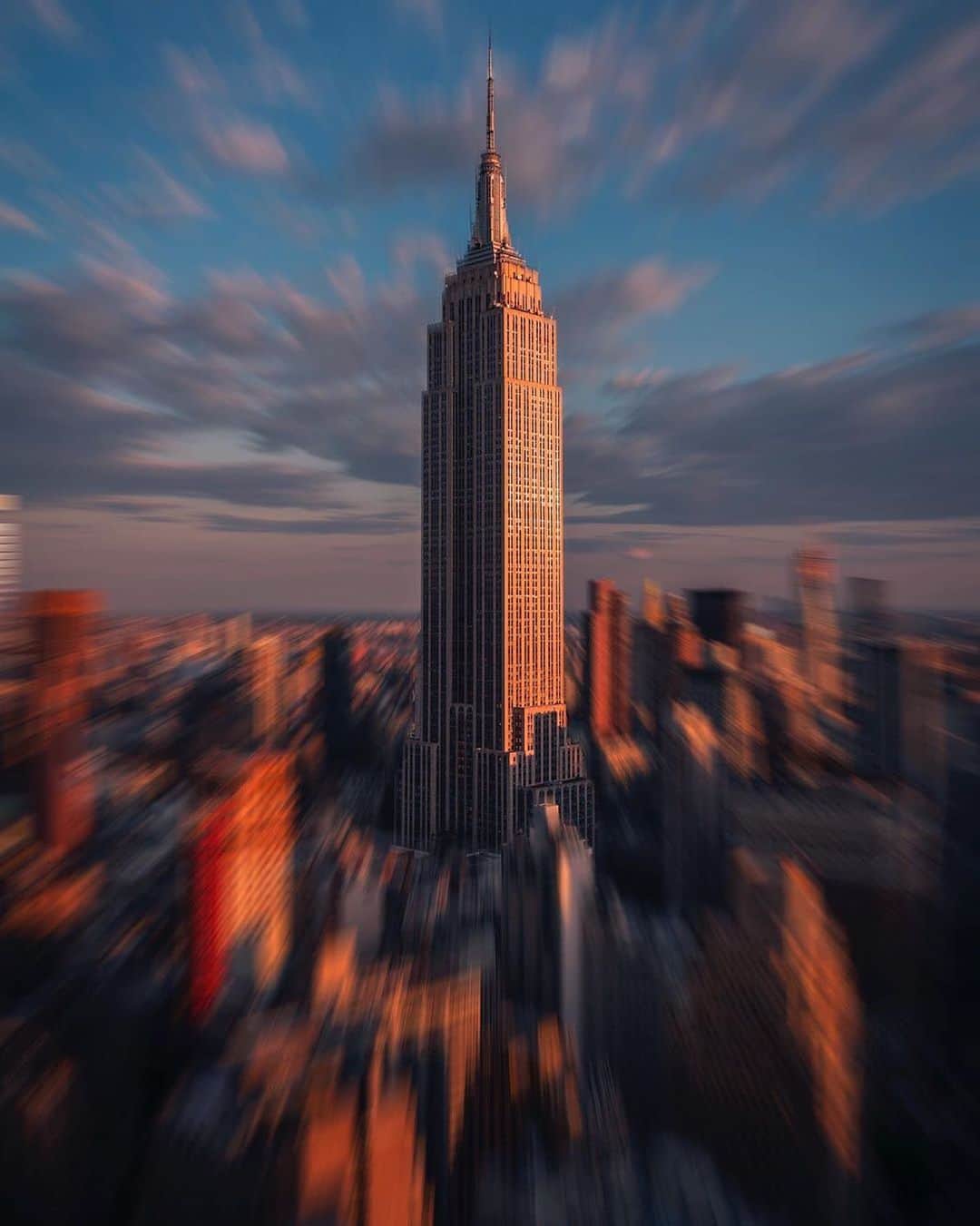 Empire State Buildingさんのインスタグラム写真 - (Empire State BuildingInstagram)「That feeling when the week just flies by… ⠀⠀⠀⠀⠀⠀⠀⠀⠀ 📷: @pjflo_#EmpireStateBuilding」7月10日 22時45分 - empirestatebldg