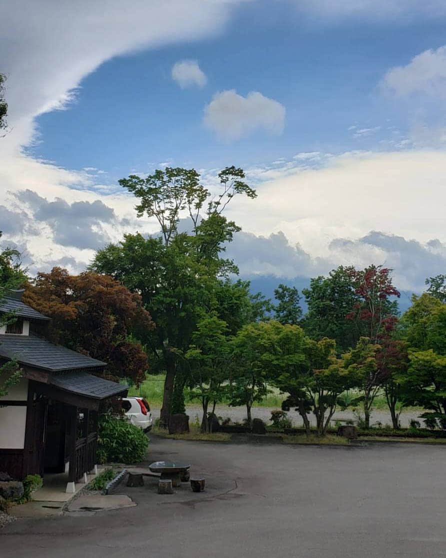 綾小路きみまろさんのインスタグラム写真 - (綾小路きみまろInstagram)「こんばんは。 綾小路きみまろです。 今朝の👀📷✨ 梅雨の晴れ間です☀️ 少しの青空を見れるだけで 不思議な位に…。 なんだか心が落ち着きます。  #綾小路きみまろ #河口湖 #富士山 #きみまろ茶やからの富士山ビュー #梅雨のはれま」7月10日 22時45分 - ayanokojikimimaro_official