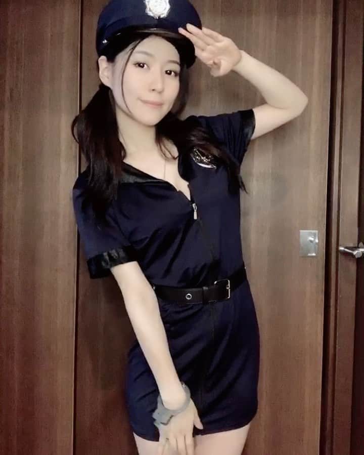 及川麗のインスタグラム：「すぐおしりみせちゃう。。。🙈❤️ #グラドル #グラビアアイドル #booty #尻フェチ #コスプレ #cosplay #police #性感 #เซ็กซี่」