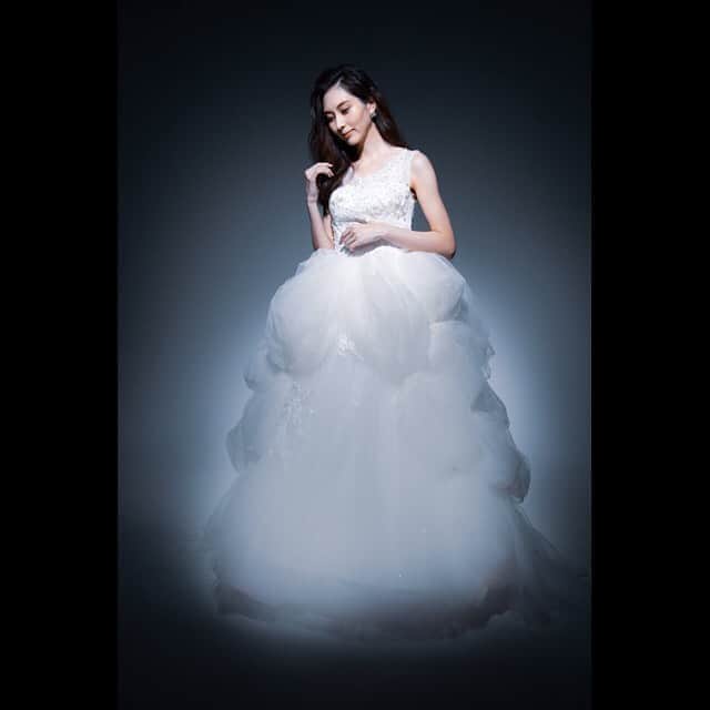 大塚まゆりのインスタグラム：「作品撮り♪ #hairstyle #hairmake #weddingdress #wedding #weddinghair」