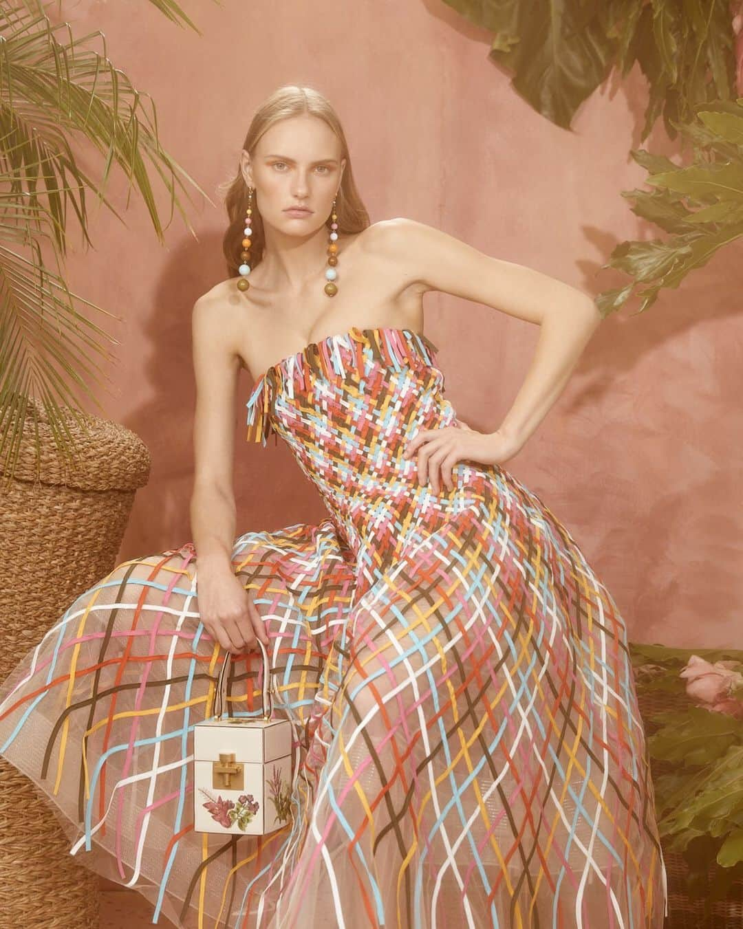 オスカーデラレンタさんのインスタグラム写真 - (オスカーデラレンタInstagram)「Chasing rainbows. #odlrspring2020's woven lattice gown is an exploration of vibrant expression through color.     Discover more from the collection on oscardelarenta.com.」7月10日 22時58分 - oscardelarenta