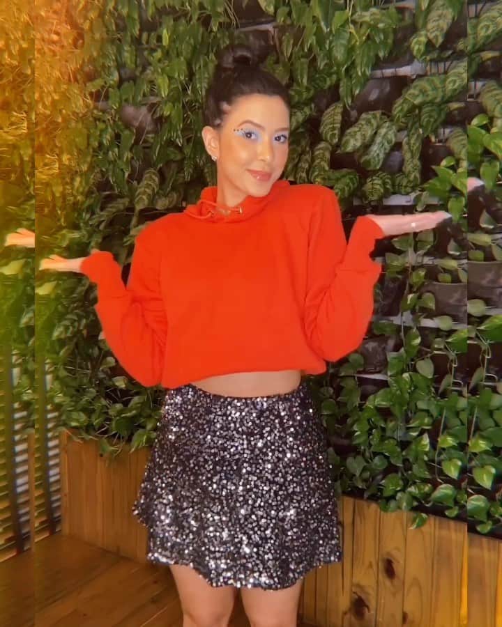Gabriela Salesのインスタグラム：「Transformando o moletom em cropped com apenas um cadarço ✨✨✨. Os moletons croppeds estão super em alta e dá pra usar com esse truque bem facinho.」