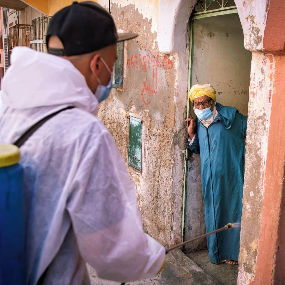 のインスタグラム：「AFP Photo 📷 @fadelsenna - A man confined at home watches as a Moroccan municipal worker disinfects his street in the southern port city of Safi on June 9, 2020, during a total lockdown ordered by the authorities following the discovery of several new  cases of COVID-19 coronavirus at a fish canning factory there.」