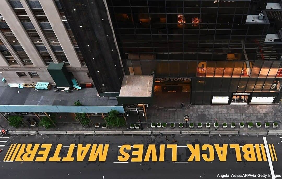 ABC Newsさんのインスタグラム写真 - (ABC NewsInstagram)「Outside of Trump Tower on Fifth Avenue in New York City, a new mural reading "BLACK LIVES MATTER" was painted in large, yellow letters, as similar murals have been painted in other cities. #trump #newyork #newyorkcity #nyc」7月10日 23時05分 - abcnews