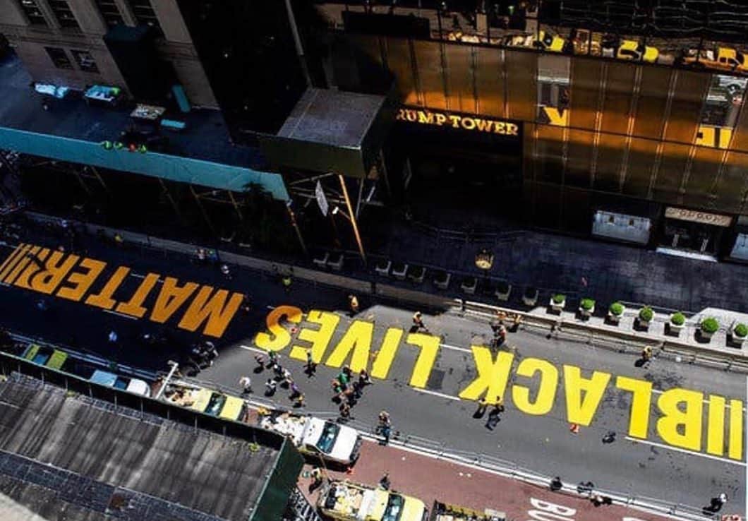 アリッサンドラ・アロノウのインスタグラム：「5th ave in NYC...you’ve never looked better. #BLM ✊🏿✊🏾✊🏽 #repost from @naacp」