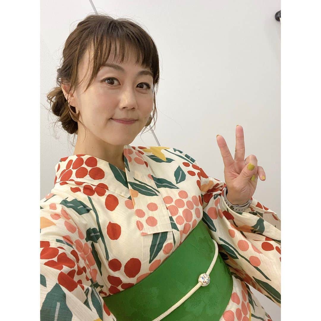 のインスタグラム：「* いくらなんでもこんなに撮らないよね🤣🤣🤣すいません🙏🤣 * MXテレビの浴衣ウィークは、今日でおしまい👘🍉　 * 今年、着れるかなぁと思いながら、セールになっていた浴衣を一枚買いました😊濃紺の大人っぽいやつ、着る機会があるといいなぁ。 * 今回ご用意頂いたのもとってもかわいくて、気分がすごく上がりました！！ * #barairomx #バラいろダンディ #浴衣ウィーク」