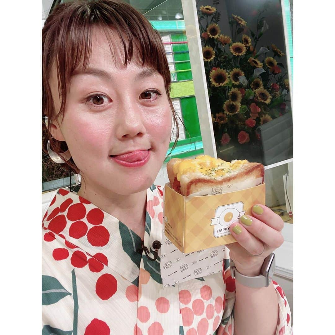 新井麻希さんのインスタグラム写真 - (新井麻希Instagram)「* いくらなんでもこんなに撮らないよね🤣🤣🤣すいません🙏🤣 * MXテレビの浴衣ウィークは、今日でおしまい👘🍉　 * 今年、着れるかなぁと思いながら、セールになっていた浴衣を一枚買いました😊濃紺の大人っぽいやつ、着る機会があるといいなぁ。 * 今回ご用意頂いたのもとってもかわいくて、気分がすごく上がりました！！ * #barairomx #バラいろダンディ #浴衣ウィーク」7月10日 23時16分 - makiarai58