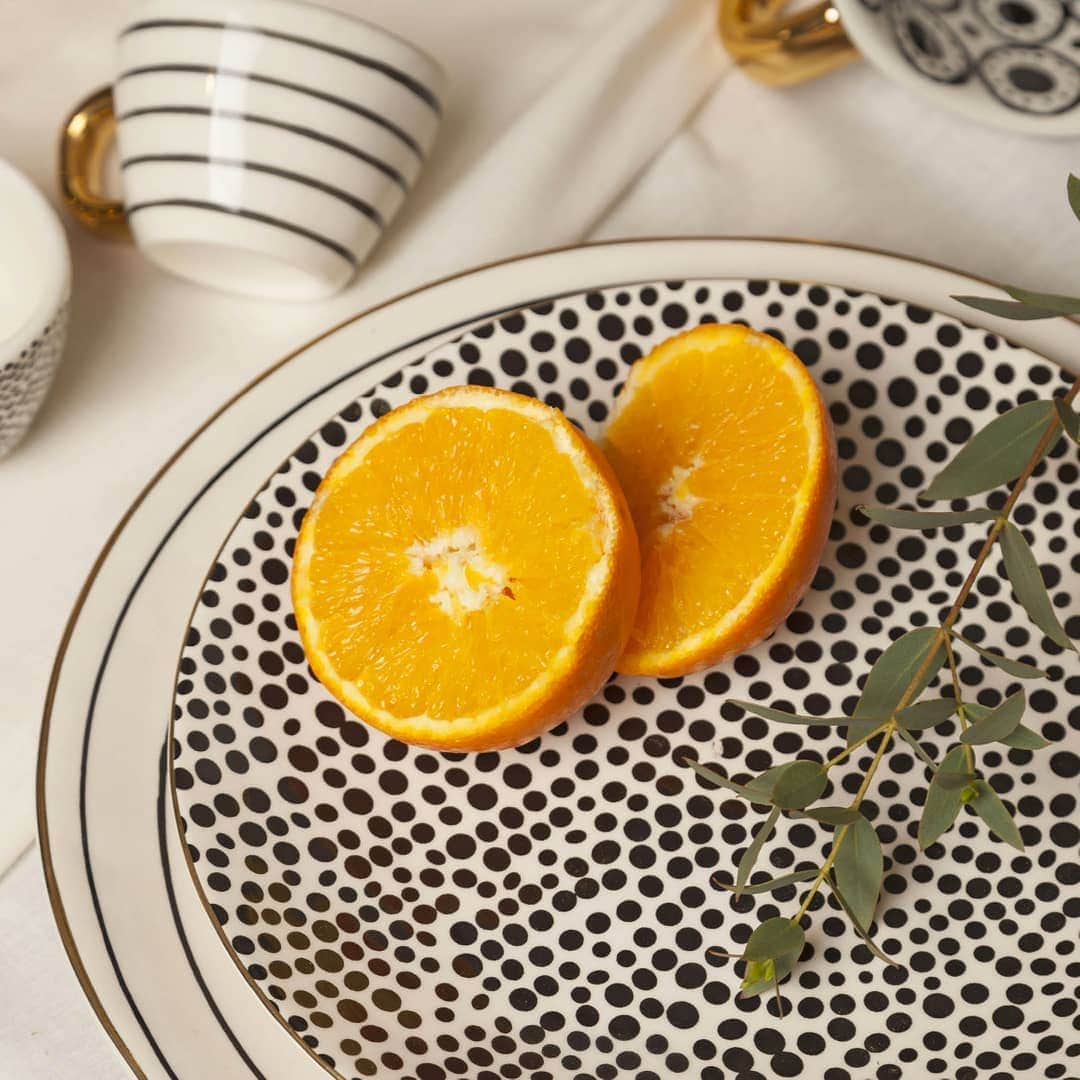 ベンシモンのインスタグラム：「Hello summer 🍊 et les envies de nouveautés qui l'accompagnent...  ​Cet été on rêve de finesse et d’élégance ! On craque pour notre précieuse vaisselle Maison Bensimon peinte à la main et ses détails dorés à la feuille d'or pour illuminer tous nos déjeuners 🔆 ​Rendez-vous en ligne et dans nos boutiques pour découvrir toute notre collection 💛 ​🇬🇧 Hello summer 🍊 and the desire for novelties that comes with it...  This summer, we love our precious Maison Bensimon hand-painted tableware and its gold leaf details to brighten up all our lunches... 🔅 Visit us online and in our shops 💛 ​#bensimon #Maisonbensimon #vaisselle #assiette #gres  ​ ​」