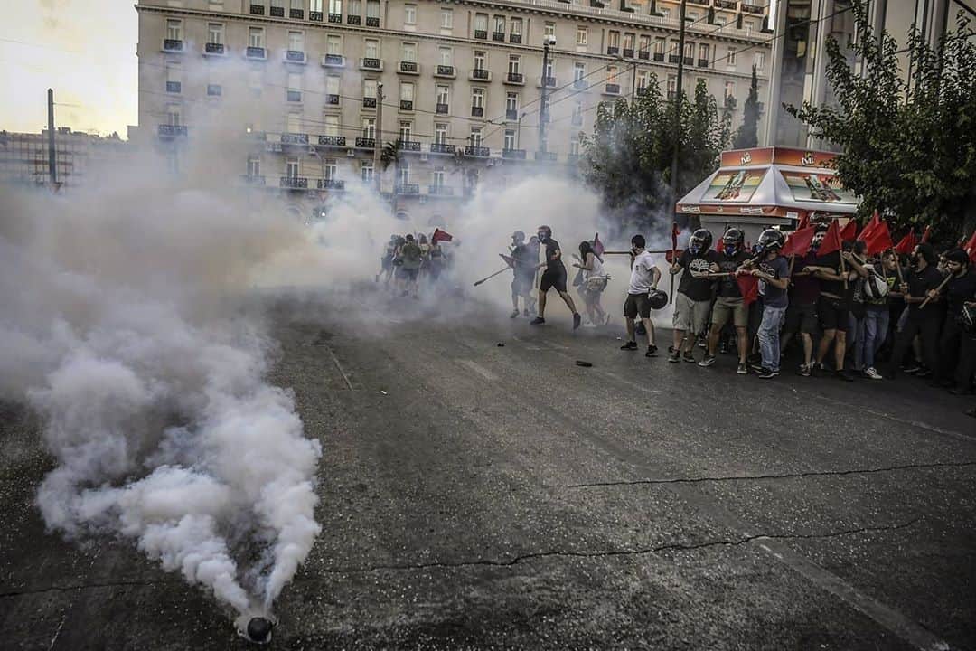 AFP通信さんのインスタグラム写真 - (AFP通信Instagram)「#AFPrepost 📷 @aris.messinis - Protesters clash with riot police during a demonstration outside the parliament to protest against the upcoming law of the conservative government to control demonstrations, in Athens on July 9, 2020.⁣ #greece #greece🇬🇷 #athens #syntagmasquare #syntagma #demonstration #demo #protest #clashes #molotov #people #riots #riotpolice #teargas #photojournalism #photography #arismessinis」7月10日 23時10分 - afpphoto