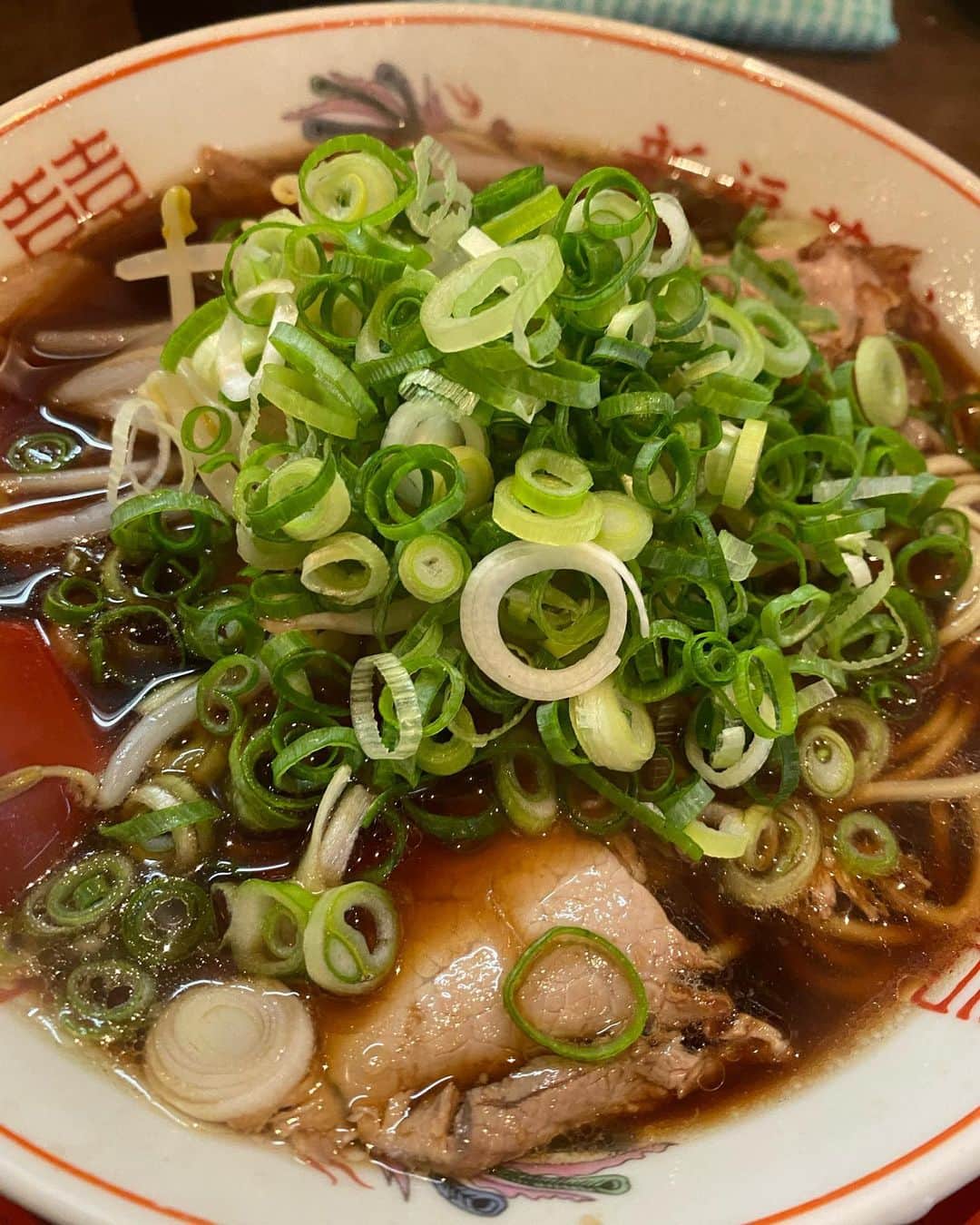 大根仁のインスタグラム：「久しぶりに新福菜館。とはいえ京都本店ではなく麻布十番店。悪くはないが何回食べても何かが足りず「やっぱ京都の方が…」になっちゃう。なんかこう低音が弱いというか 。」