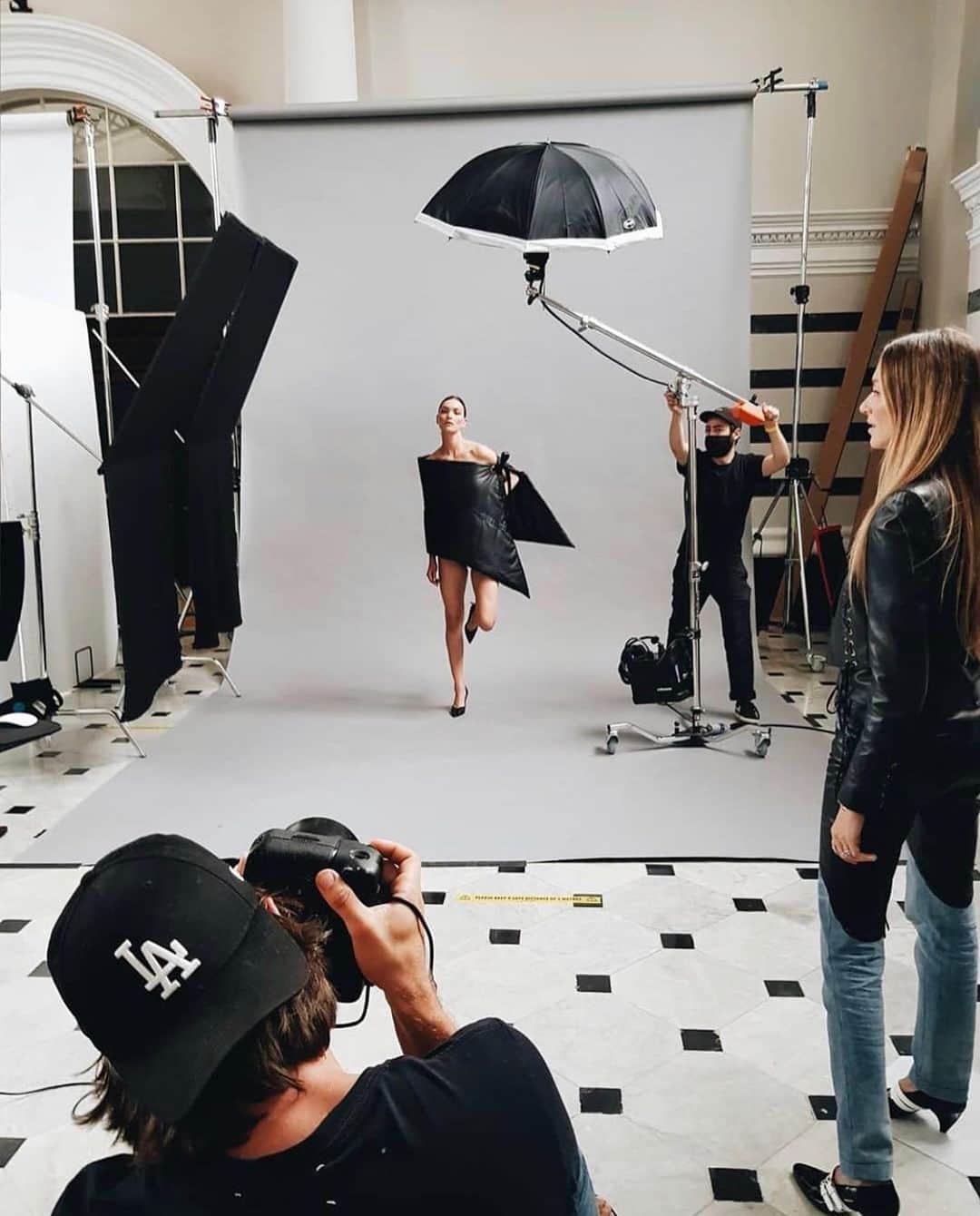 アリゾナ・ミューズのインスタグラム：「Back in the swing of it @skiimlondon @carosciamma 💫」
