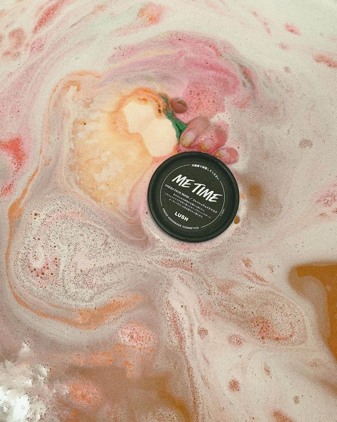 中谷愛のインスタグラム：「@lushjapan new face mask "ME TIME"..💋  ベルガモット、ジャスミンの香りと さらっとした仕上がりがとっても最高。 梅雨時期の肌のベタつきが気になる方、カラミンが赤みを抑えてくれるから肌荒れをケアしたい方にもおすすめしたい。そしてピーチィボムもだいすきなやつ🍑」