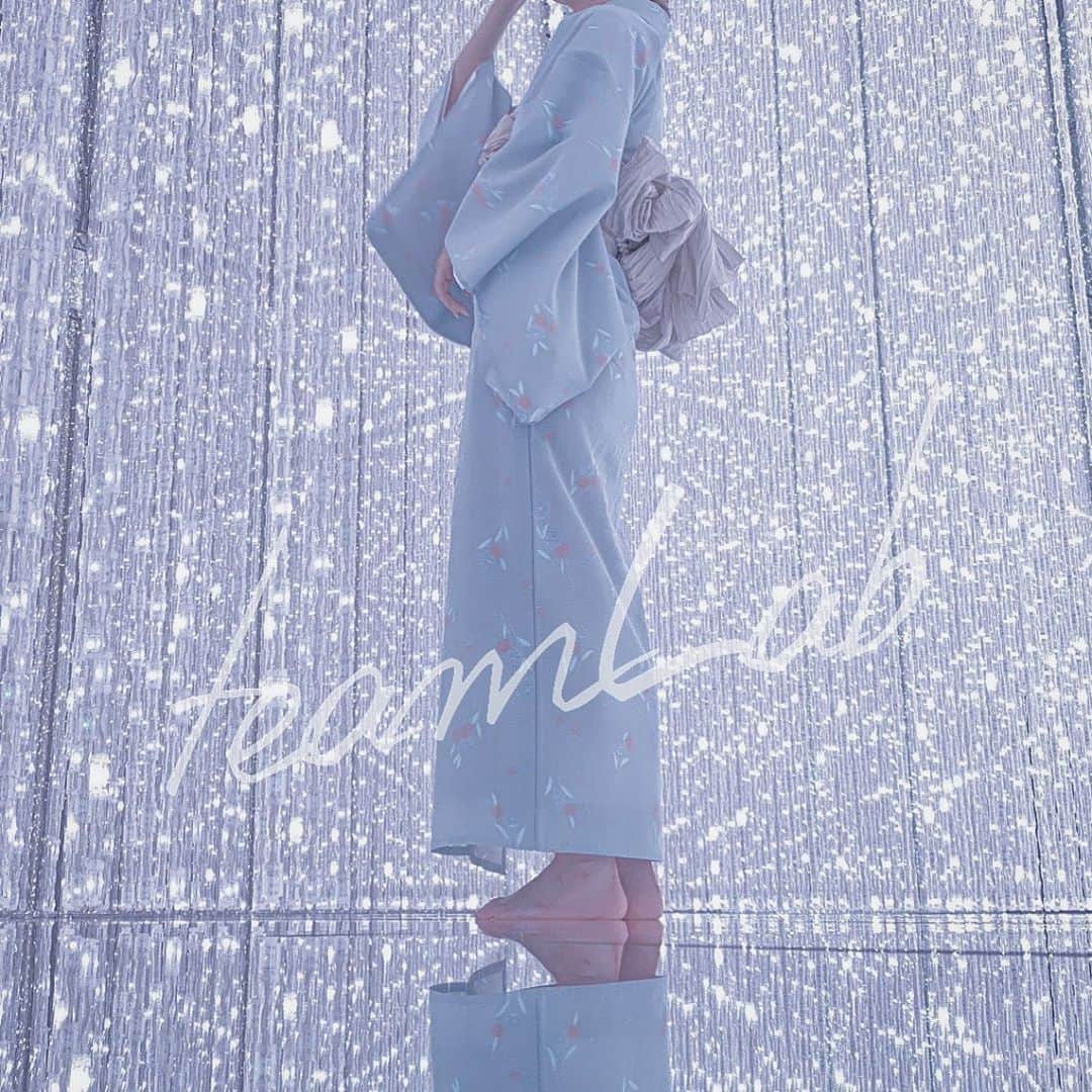 のインスタグラム：「. . teamLab Planets TOKYO🗼 水に入るミュージアム @teamlab.planets 🌈🌟 . . @village_tokyo の夏着物をきて ゆいちゃんと初チームラボ行ってきた✨ ずっとずっと行きたかったから念願🥺💕 . . 人が少なくて他人が映り込むことが一切なく 思う存分写真撮れたよ🤳♡iPhoneだから 画質に限界はあるけど楽しくて大満足でした💓 . . 所々にアルコールもあったし、人も少なめなので 間隔空けられて安心して楽しめた🌻🌻🌻 お台場のチームラボにも行ってみたいなっ☺️♡ . . ゆいちゃん( @yui__1011 )とも久々に 会えてたくさん笑って本当に楽しかった😂💕 また、ゆっくり遊ぼうね〜✨ . . #teamlab #teamlabplanets #チームラボ豊洲 #チームラボ #チームラボプラネッツ #水に入るミュージアム #浅草着物レンタル #着物レンタル浅草 #着物レンタル #浅草 #浴衣レンタル浅草  #浅草浴衣レンタル  #浴衣レンタル」