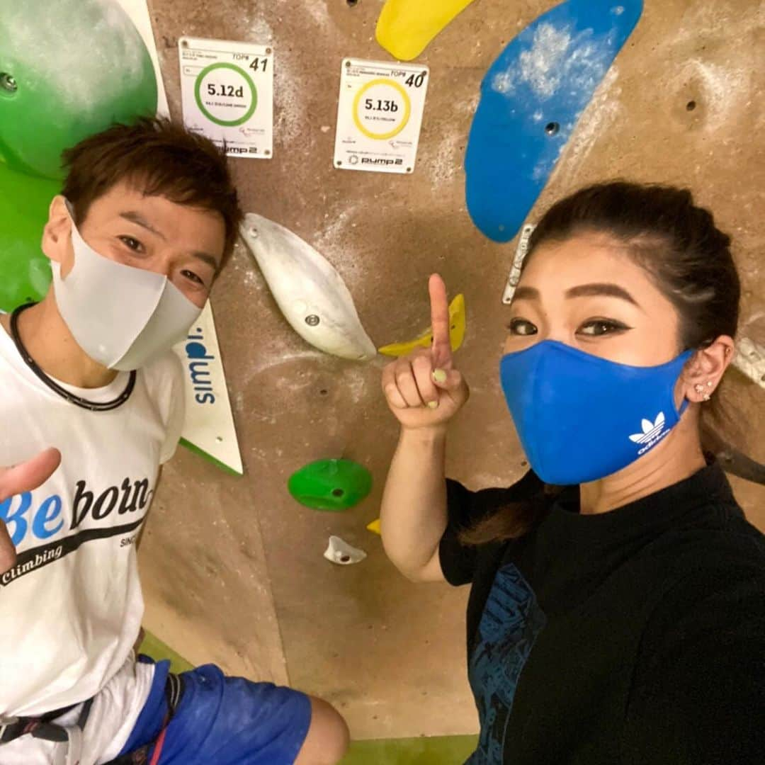 伊東秀和さんのインスタグラム写真 - (伊東秀和Instagram)「Athlete class🔥 この1ヶ月で、毎週ごとにみんな調子が戻ってきた⤴️ 今月からはレッスンもオンサイトトレをベースに、いつも通りに実践力が試される内容へ。アスリートは常に本番モードで💥  今回は自分も一緒に！ リードday5💫1ヶ月前は12cが限界だったけど、1週ごとに1グレードずつ上げて12d×2本、13a2本、13bの5本を目標の10トライ以内にコンプ✅一般クラスの生徒との約束をクリアー！だいぶ戻ってきた⤴️ 自分の登りの後に、生萌も13bを会心の登りでダブル完登👍しっかりついてくるなぁ😅  最近の暑さとマスククライミングが辛くて💦久しぶりにバッサリ切って夏モードに🏖 @raffinee_orientalbio @mammut_japan @camp1889  @pump2climbing  #mammut #climbing #athlete #ヒデスク #夏へ向けて」7月10日 23時19分 - hide9a2019