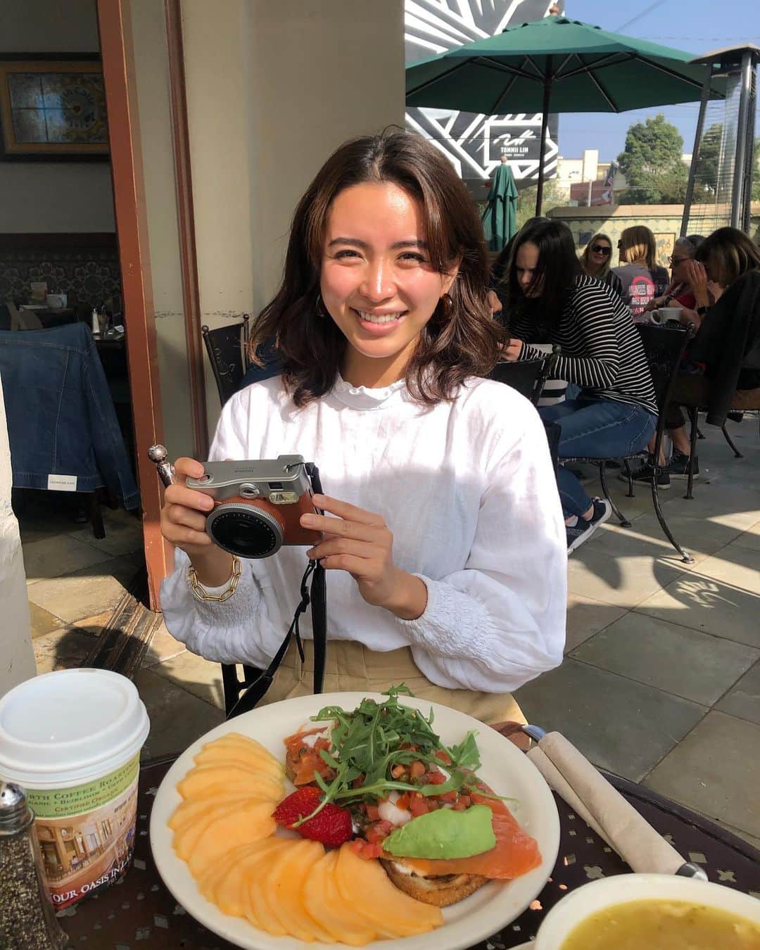 Riho Morishitaのインスタグラム：「Travel with Instax 📸 今欲しいカメラがあるんだけど買おうか悩んでる。。次はカメラマンを目指します🤠笑」