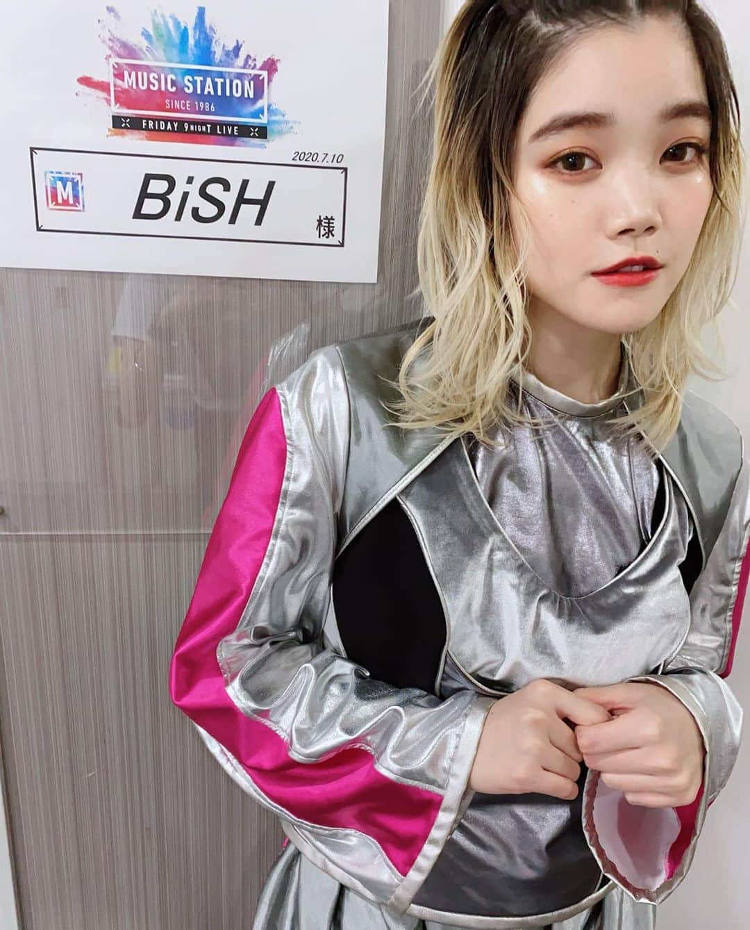 高橋有紀のインスタグラム：「ミュージックステーション！！ チッチのヘアメイク担当させてもらいました✨こんな大事な場に任せてもらえてすごく嬉しかったです！！ ライブ中は相変わらずめちゃくちゃカッコ良くて、リモートで話しているときはめちゃくちゃ可愛かった〜！！ BiSHって本当にみんなのバランスも良くて最高のグループ！！ 私の周りも推している人ばっかりで嬉しい☺️ リップは @iamyukaf ちゃんの　@ricafrosh.official のオランジェット🍊 #Mステ #セントチヒロチッチ  #BiSH #ビッシュ #osakana_yuki」