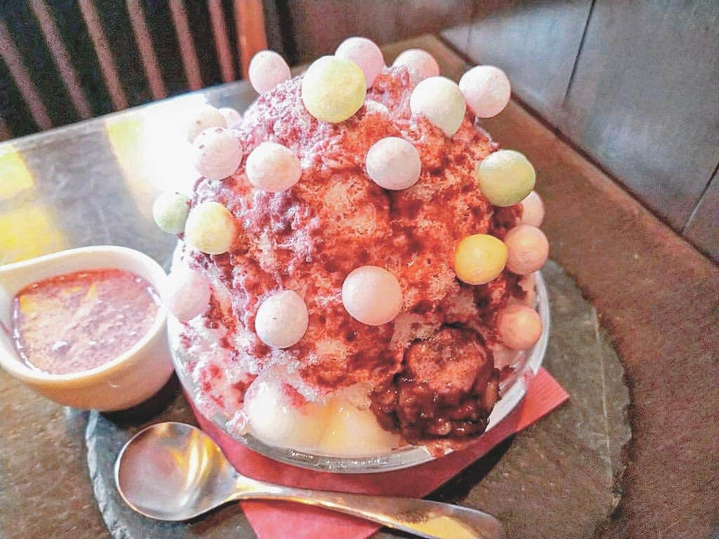 おいもカフェ金糸雀のインスタグラム：「. 夏の鎌倉の定番『おいもかき氷』。 カラフルなおいりと、ケーキの様に濃厚な紫芋クリームをふわふわの氷で味わうカワイイかき氷です♪ . #おいもカフェ金糸雀 #おいもカフェ #鎌倉 #小町通り#湘南 #神奈川#カフェ #鎌倉カフェ #湘南カフェ #神奈川カフェ #鎌倉スイーツ #鎌倉グルメ #鎌倉デート #鎌倉散歩 #鎌倉旅行 #かき氷 #氷 #スイーツ #アイス #白玉 #おいり #紫芋 #おいもかき氷 #おいもスイーツ #紫芋アイス #おいも好き #かわいい #映え #kamakura #가마쿠라 . 《おいもカフェ金糸雀》 営業時間：10:00-18:00(L.O.17:30) 定休日：水曜日 248-0006 神奈川県鎌倉市小町2-10-10 小町TIビル1F TEL：0467-22-4908」