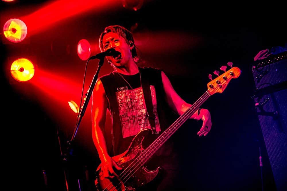 辻村勇太のインスタグラム：「LINE LIVE生配信 @O-WEST  photo by @hamanokazushi   #blueencount #bassist #ブルエン横アリ」