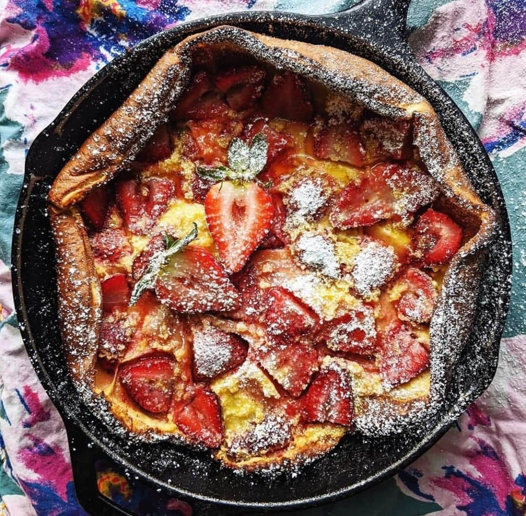 Food & Wineさんのインスタグラム写真 - (Food & WineInstagram)「This strawberry Dutch baby would be perfect this weekend, just saying. Tap through our story (and the link in our bio!) for the how-to. 📷: @sarahecrowder」7月10日 23時30分 - foodandwine