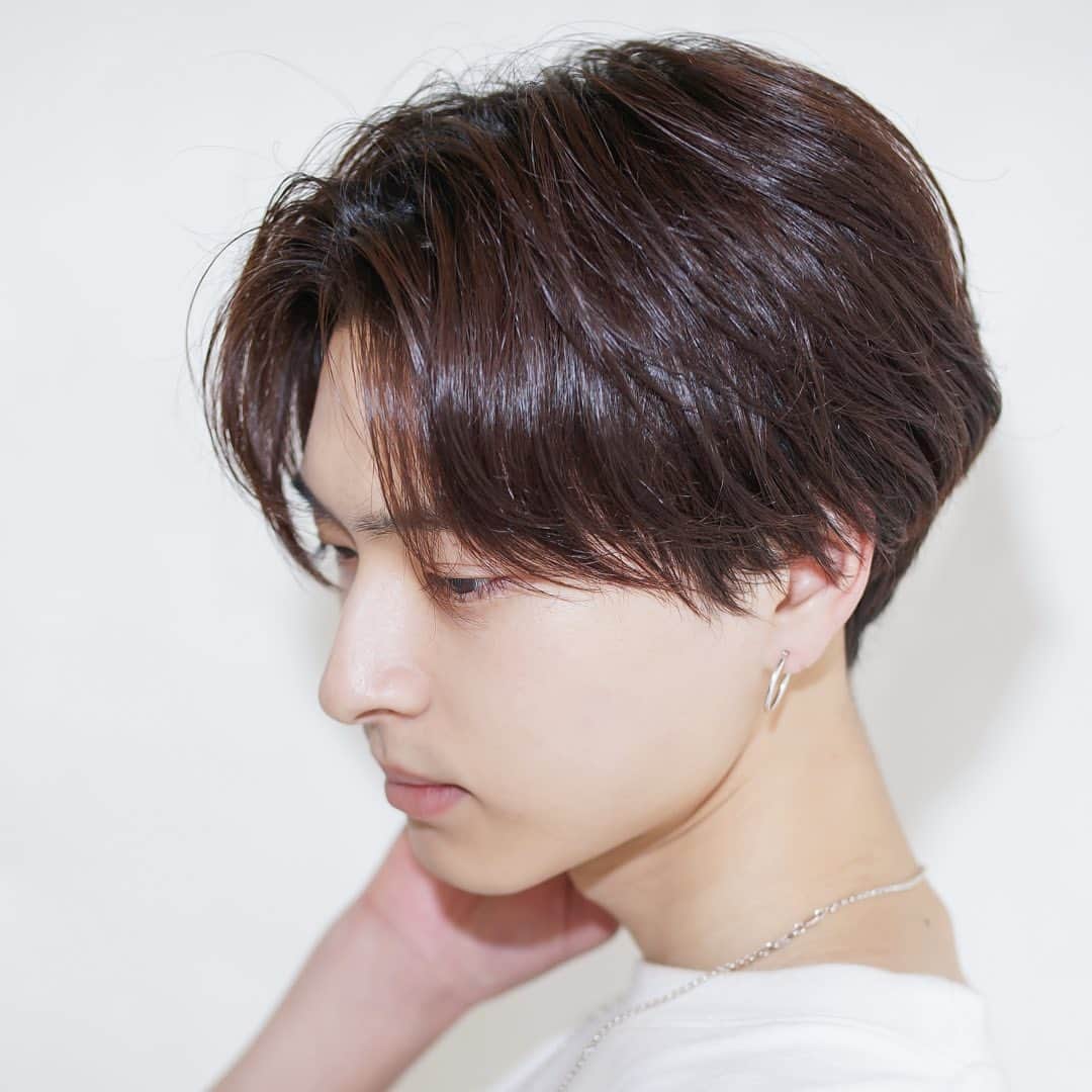 のインスタグラム：「. 【初心者でも分かりやすい🔰ハンサムショート✂️パーマなしver.】 . スタイリング剤はオイルのみ！！ . . . ご来店して頂ければ、パーマのセットの仕方、ワックスレクチャーしますので、初心者の方も安心してご来店下さいませ🙇🏻‍♂️🔰 . . #スパイラルパーマ #メンズパーマ #ツイストパーマ #メンズヘア #メンズヘアスタイル #パーマスタイル #刈り上げマッシュ #刈り上げ男子 #波打ち #波打ちパーマ #スパイラル #ツイストスパイラル #ツイスト #ウェーブパーマ  #センターパート #ビジネスヘア #平野紫耀 #ハンサムショート」