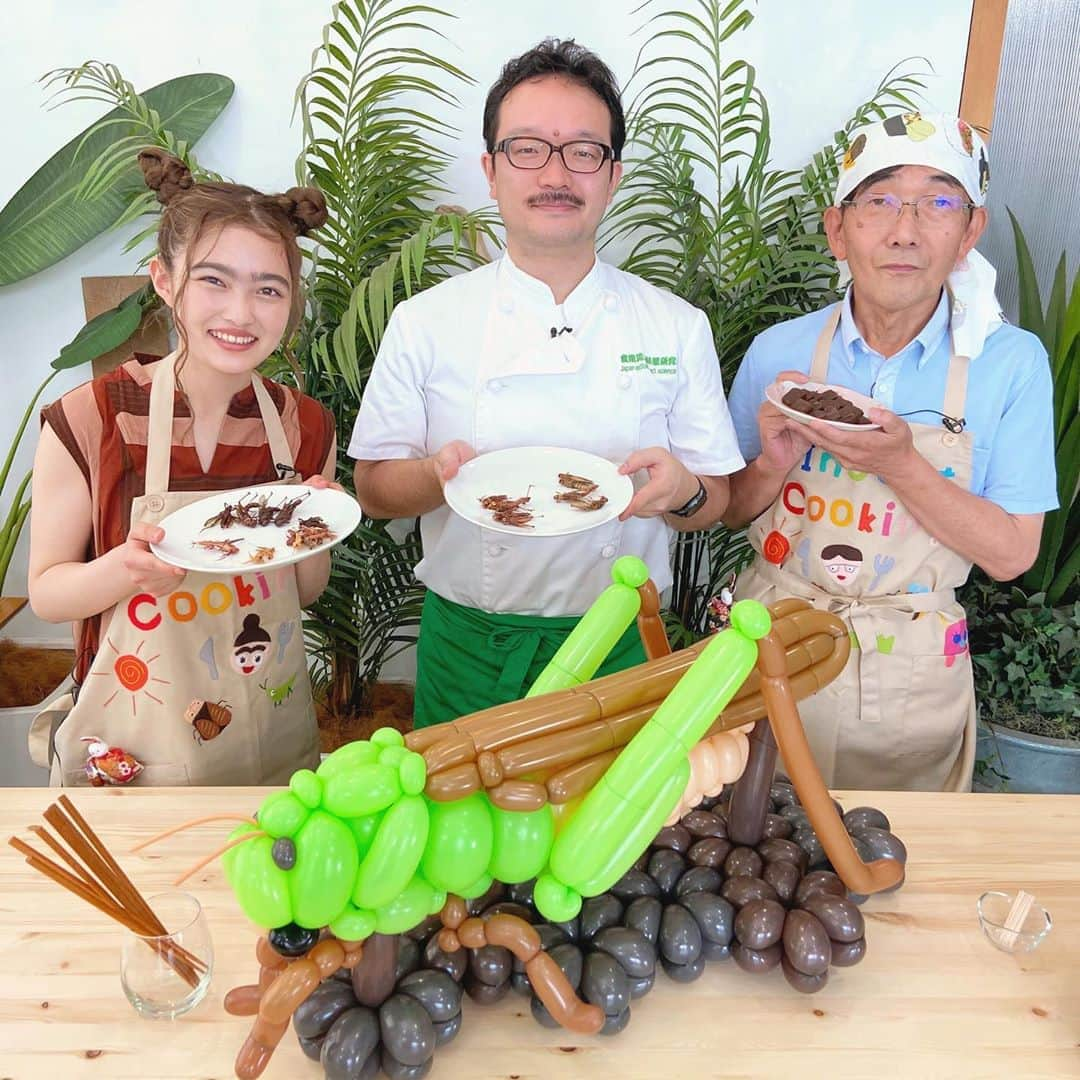 井上咲楽さんのインスタグラム写真 - (井上咲楽Instagram)「.  ‪ラオスで昆虫食の活動をされている佐伯真二郎さんとバッタの食べ比べ！‬  ‪文化的な視点の内山先生、学術的な視点の佐伯先生、どちらの視点も昆虫食では大切なものだと思います。‬  ‪違いを認識し、尊重しあっているところが本当に素敵でした！‬  ‪YouTubeお楽しみに！‬  ‪https://youtu.be/wUnoAVFk49I‬」7月10日 23時39分 - bling2sakura