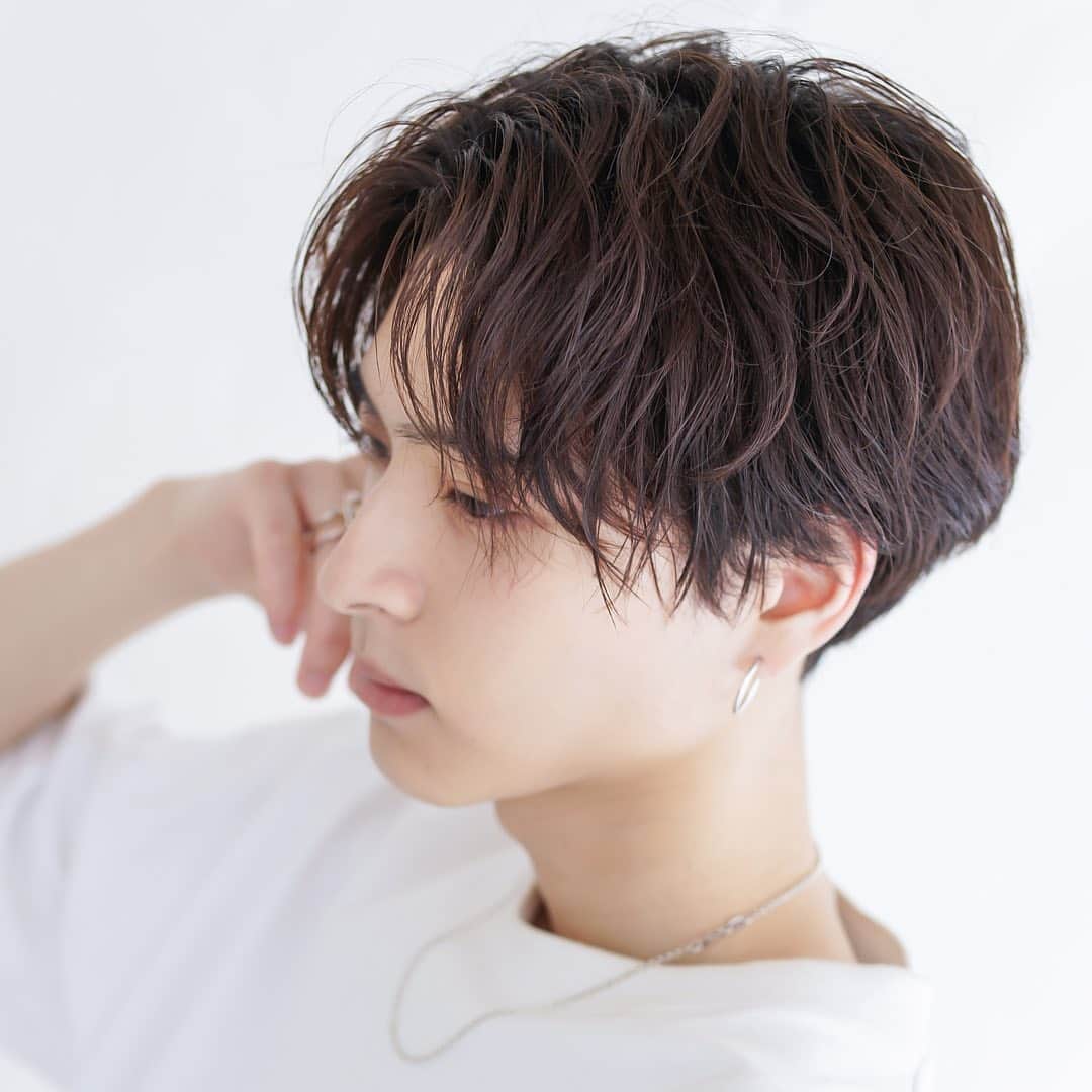 のインスタグラム：「. 【初心者でも分かりやすい🔰ハンサムショート✂️パーマ弱めver.】 . スタイリング剤はナカノ4番もしくは、デューサー3番で🙆🏻‍♂️ . . . ★なるべく髪の毛に負担がかからないように、トリートメントや低刺激の薬剤をしようします🙆🏻‍♂️ . ★薬剤は根元〜毛先、髪質によって使い分けて、一番ベストな薬剤選定で行っています🙋🏻‍♂️ . ★ロッドもお客様の骨格と希望のスタイルによって変えますので、【オーダーメイド】になります。是非体験してみて下さい🔥 . ご来店して頂ければ、パーマのセットの仕方、ワックスレクチャーしますので、初心者の方も安心してご来店下さいませ🙇🏻‍♂️🔰 . . #スパイラルパーマ #メンズパーマ #ツイストパーマ #メンズヘア #メンズヘアスタイル #パーマスタイル #刈り上げマッシュ #刈り上げ男子 #波打ち #波打ちパーマ #スパイラル #ツイストスパイラル #ツイスト #ウェーブパーマ  #センターパート #ビジネスヘア #平野紫耀 #ハンサムショート」