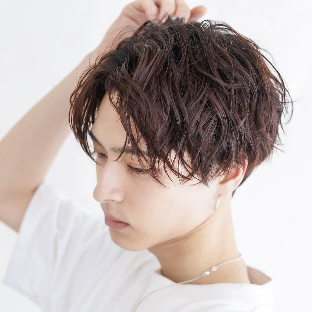 のインスタグラム：「. 【初心者でも分かりやすい🔰ハンサムショート✂️パーマ強めver.(ウェーブスパイラル)】 . スタイリング剤はウイウイ4番、トリエ9番で🙆🏻‍♂️ . . . ★なるべく髪の毛に負担がかからないように、トリートメントや低刺激の薬剤をしようします🙆🏻‍♂️ . ★薬剤は根元〜毛先、髪質によって使い分けて、一番ベストな薬剤選定で行っています🙋🏻‍♂️ . ★ロッドもお客様の骨格と希望のスタイルによって変えますので、【オーダーメイド】になります。是非体験してみて下さい🔥 . ご来店して頂ければ、パーマのセットの仕方、ワックスレクチャーしますので、初心者の方も安心してご来店下さいませ🙇🏻‍♂️🔰 . . #スパイラルパーマ #メンズパーマ #ツイストパーマ #メンズヘア #メンズヘアスタイル #パーマスタイル #刈り上げマッシュ #刈り上げ男子 #波打ち #波打ちパーマ #スパイラル #ツイストスパイラル #ツイスト #ウェーブパーマ  #センターパート #ビジネスヘア #平野紫耀 #ハンサムショート #ウェーブスパイラルパーマ」