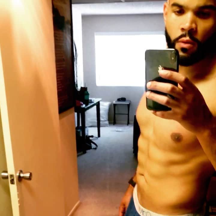 ディジョン・タルトンのインスタグラム：「Morning Ab check... we got work to do..」