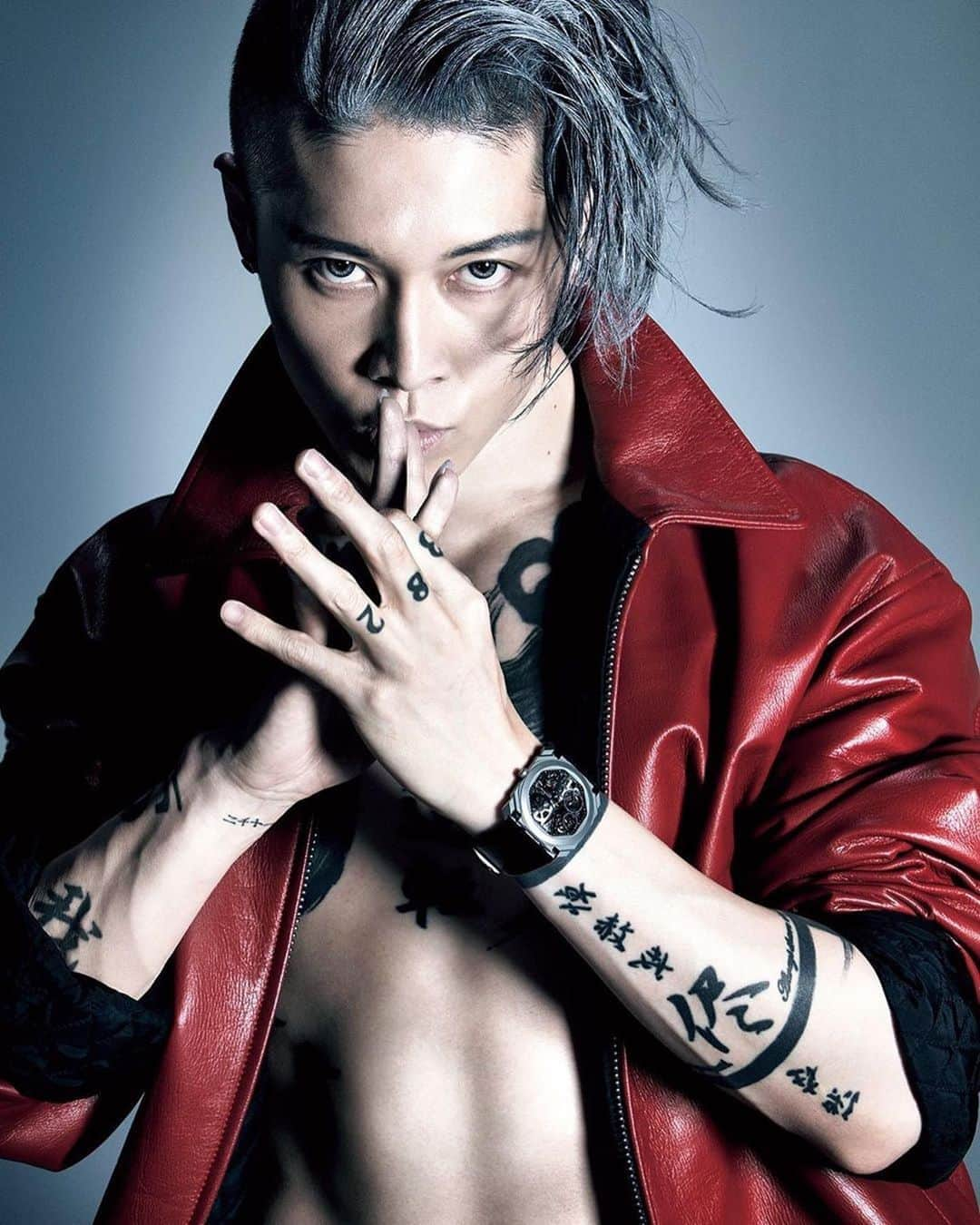 雅-MIYAVI-さんのインスタグラム写真 - (雅-MIYAVI-Instagram)「Big respect to the legendary @kuri1936 (Photo taken in 2017) #Repost @comiyaviww ・・・ [PHOTO]⠀⠀ The new volume of #GOETHE magazine (JP) is featuring an interview with legendary photographer #KurigamiKazumi who will also talk about his works with #MIYAVI.⠀ ⠀ 📸 He took several Studio & Live #photoshoots of MIYAVI over the years (SWIPE for some) *The two collaborated also for «MIYAVI SAMURAI SESSIONS vs 15 Photographers»  #photobook available @cdjapan⠀ ⠀ #Repost @goethe_magazine ⠀⠀ ---⠀⠀ 現在発売中のGOETHE8月号は、トップアーティストたちが心酔する写真家、操上和美氏を総力特集！﻿⠀⠀ P38からは、60年以上にわたり被写体と魂をぶつけ合ってきた操上氏による伝説的な写真の数々を紹介する。﻿⠀⠀ ﻿⠀⠀ ⑤MIYAVI ×操上和美﻿⠀⠀ 「空気を切り裂いて空間にダイブする鋭さ」﻿⠀⠀ ﻿⠀⠀ 雑誌『SENSE』（2017年）での1枚。「MIYAVIさんは感性や動きなど、すべてが鋭い人。コンサートも撮影をしたことがありますが、ステージ上で激しく動き、飛び回る。身体中にタトゥーを刻んでいるように、文字どおり全身全霊でメッセージを伝えようとしているのだと思います」（操上）﻿⠀⠀ ﻿⠀⠀ @kuri1936 IGTVでは、特集の見どころを操上氏本人が解説！GOETHE8月号のご購入はプロフィールリンクよりどうぞ。﻿⠀⠀ ﻿⠀⠀ #操上和美 #MIYAVI  #仕事が楽しければ人生も愉しい﻿」7月10日 23時59分 - miyavi_ishihara