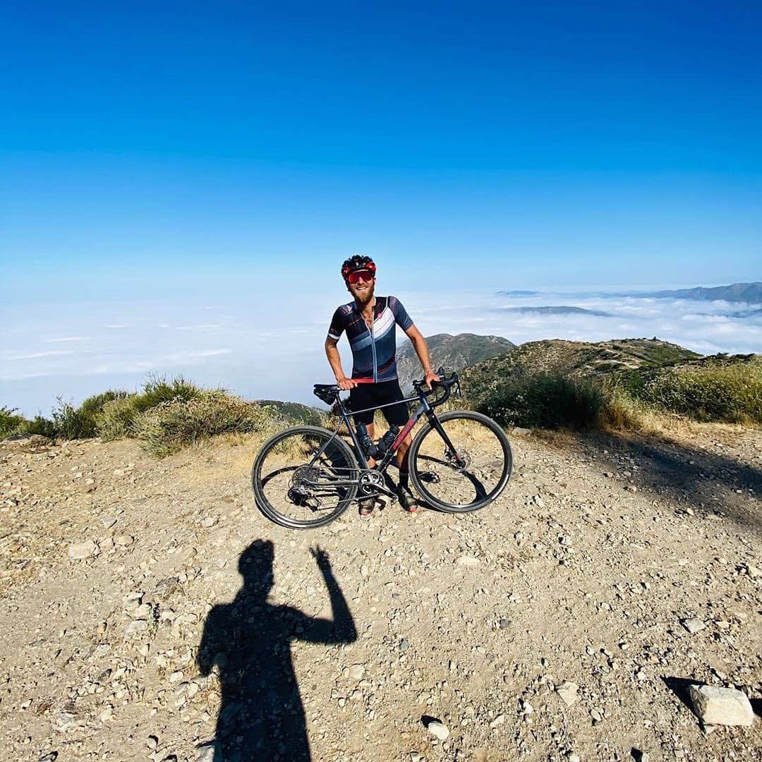 Fuji Bikesさんのインスタグラム写真 - (Fuji BikesInstagram)「@drewmeseck took his Fuji and climbed in to the clouds! ☁️  📷: @sp0ngeb0b #FanPostFriday #FujiBikes #LosAngeles #california」7月11日 0時00分 - fujibikes