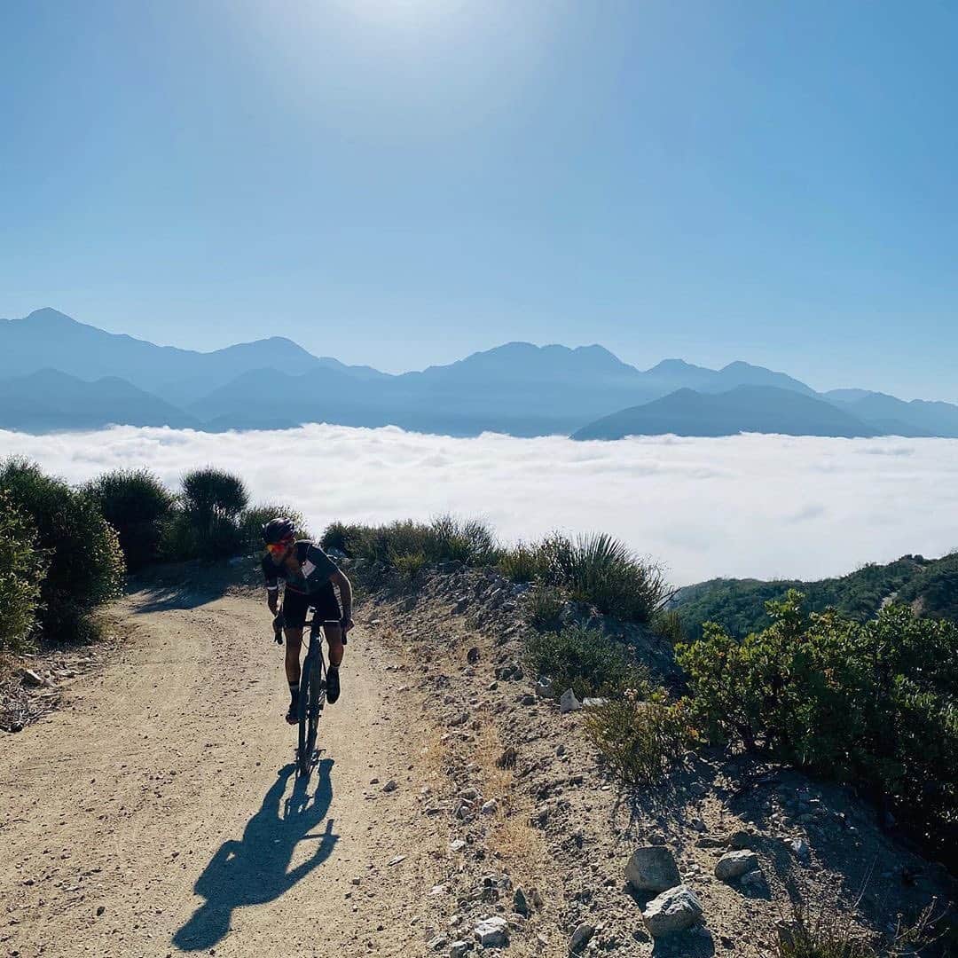 Fuji Bikesさんのインスタグラム写真 - (Fuji BikesInstagram)「@drewmeseck took his Fuji and climbed in to the clouds! ☁️  📷: @sp0ngeb0b #FanPostFriday #FujiBikes #LosAngeles #california」7月11日 0時00分 - fujibikes