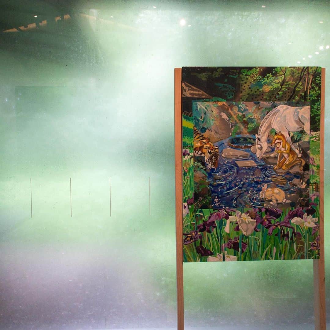 林信行さんのインスタグラム写真 - (林信行Instagram)「創建百年の明治神宮で新たなアートイベントが始まった。 紫幹翠葉――山の木々がみずみずしく青々としていて美しい、まさにこの言葉通りの情景の神宮の杜に、今年、ひっそりとオープンした隈研吾による明治神宮ミュージアム。 入り口のすぐ横に30点の現代アーティストが描いた扇面が並ぶ。 清川あさみ、椿昇、流朝二果、ひびのこづえ、船井美佐、三沢厚彦、ミヤケマイ、山口典子…全員の名前をあげてると長くなるので、これくらいにするがFacebookで友達になっている親しいアーティストの名前も多い。  それに加えて屏風絵があり、掛け軸の作品があり、そしてきわめて繊細な絵画の作品があったり。現代作家による、伝統の表現や技法を使った作品の数々が、明治天皇を象徴する「伝統と革新」という言葉を彷彿とさせる。 百年前、日本全国から集まった献木を、若いボランティアたちが力を合わせて、神宮の杜にしたてたのだという。 長い間、アート界のチアリーダーとして、若手作家の発掘や応援に力を入れてきたキュレーター、山口裕美の元気さに感化された作家たちの作品が疫病の蔓延でしょぼくれた気持ちに元気の灯を灯す。 本日の開会式は、神宮らしく御祓でスタートした。 なんだか気持ちが清められた気がした（iPhoneで動画配信していたため写真は残っておらず）」7月10日 23時55分 - nobihaya