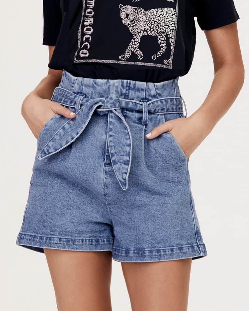 のインスタグラム：「Denim shorts + a graphic tee = the perfect combo」