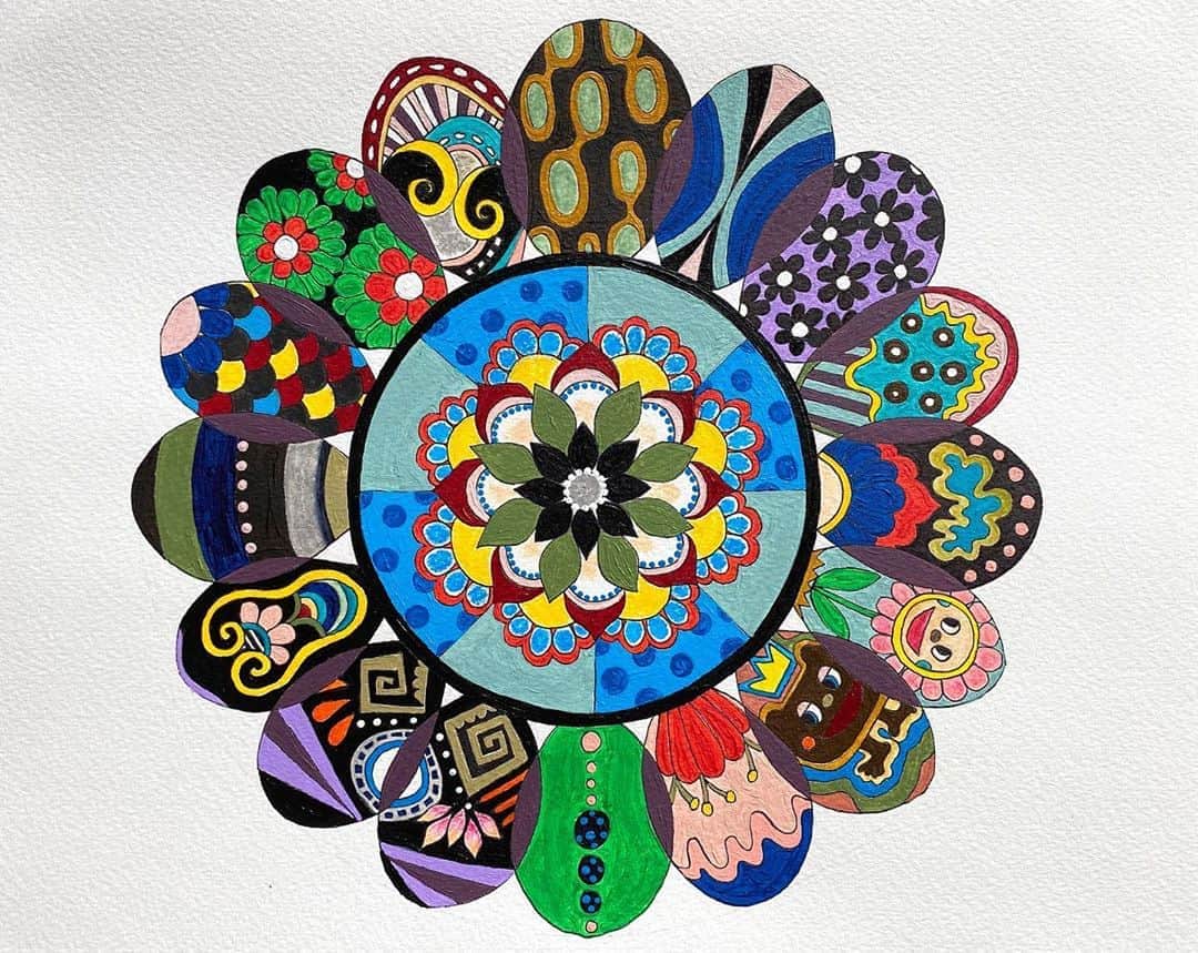 坪井保菜美さんのインスタグラム写真 - (坪井保菜美Instagram)「✒︎ 🌸🐻🙌🏻 ・ 何を想って描いたわけでもないけど、 絵を観てぐるっと一周花びらを見てくれたら嬉しい。 ・ 1枚1枚色んな主張をしてるはず。 ・ @artistic.yoga  #art #flowers #colorful」7月11日 10時47分 - honamitsuboi