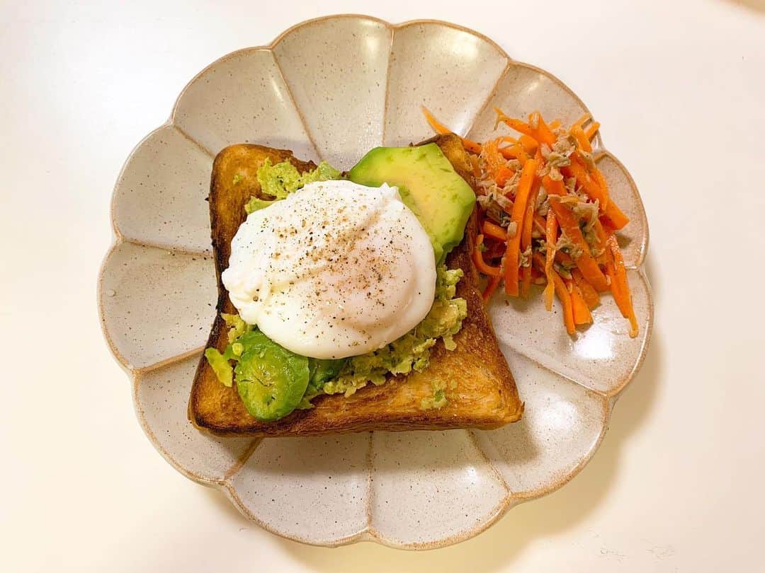 秋山ゆずきのインスタグラム：「今日は2回通し！なので ご飯しっかり食べようと思って アボカドトースト🥑  このアボカド食べ頃じゃなくて 残念アボカドちゃんだった🤦‍♀️ キャロットラペめっちゃ美味しくできたから良しとしよう。  #アボカドトースト #残念アボカド #キャロットラペ」