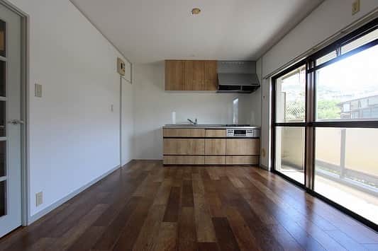 ALLHOUSE R×Lのインスタグラム：「同じ間取りでも内装仕様が違うとお部屋が見せる表情も変わってきます。 .⁠ みなさんはどちらの内装がお好みですか？⁠ .⁠ .⁠ .⁠ .⁠ .⁠ #リビング #キッチン #ダウンライト #オールハウス #オールハウスPM #賃貸 #広島賃貸 #賃貸住宅 #賃貸物件 #木造住宅 #プロパティマネジメント #賃貸リノベーション #リノベーション #renovation #リノベ #リフォーム #無垢フローリング #広島 #広島市 #DIY #アクセントクロス #design #建築 #工務店 #賃貸インテリア #賃貸暮らし #家主 #部屋 #賃貸経営 #おうち時間」