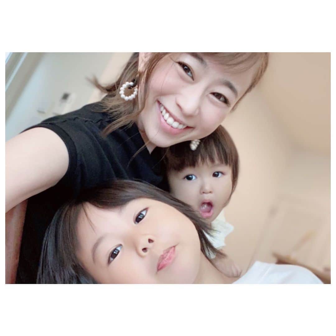 真愛涼歌のインスタグラム：「* 『ここが私のAnother sky♡♡』w * 👧👧 #癒しの空間 #友達の子供 もはや私は… #親戚の叔母さん あぁ❤️❤️❤️たまらんっ♡ 今日も雨だけど☔️ 頑張ろっっっ💓💓 * 叔母さん、ちゃんと顔出し許可もらってます😍❤️」