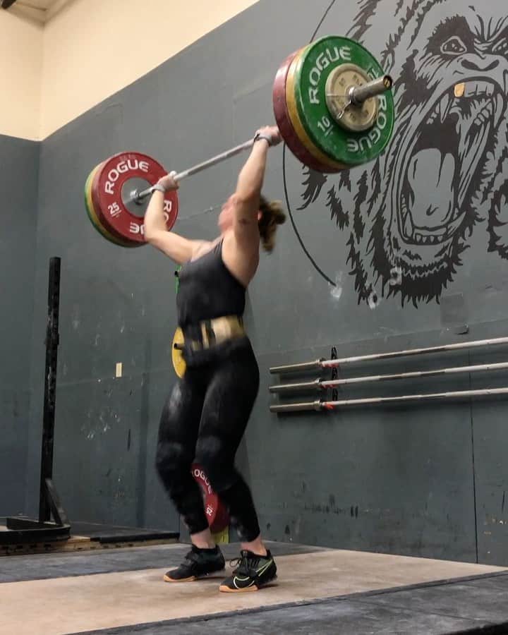 マッティ・ロジャーズのインスタグラム：「Some other things from today! I just posted my snatch session from today on my YouTube, I didn’t catch all of my work sets, but you get most of them! We hadn’t touched over maybe 80-85% till this week, so I had to earn anything past that today. Big technical focus, lots of volume (RIP 8’s & 10’s), but still movin! Link to my channel in me bio 🙂  @roguefitness @2poodperformance」