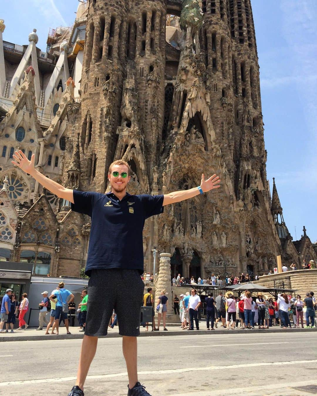 エンリケ・ロドリゲスのインスタグラム：「#tb pra um dos lugares mais incríveis do mundo! Catedral Sagrada Família em Barcelona! #sagradafamilia #barcelona」