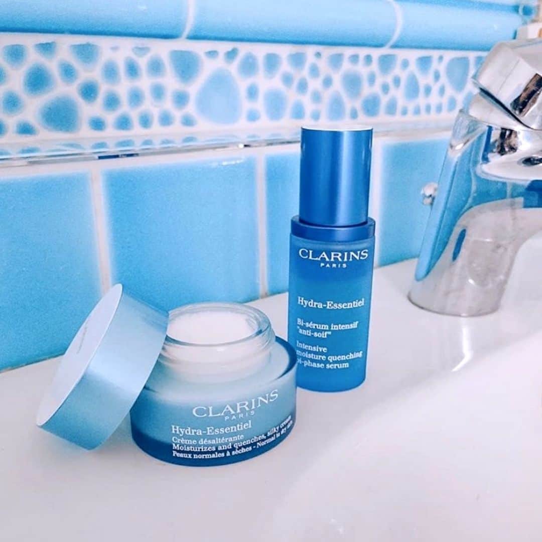 CLARINSさんのインスタグラム写真 - (CLARINSInstagram)「🚿 stay #clarinsbronzer hydrated this weekend 💙💦 our Hydra-Essential line quenches thirsty skin and keeps it hydrated 💦 #clarinsskincare #skincare repost @ilfavolosomondodimartolina」7月11日 9時42分 - clarinsusa