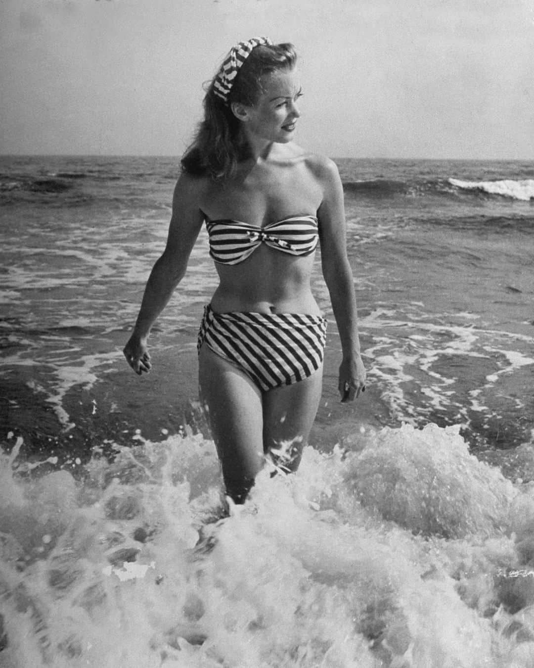 lifeさんのインスタグラム写真 - (lifeInstagram)「French actress Barbara Laage emerges from the surf, 1946. She quickly made this bathing suit by cutting and knotting a single yard of fabric. For more fashion photography by Nina Leen, check the link in bio. (📷Nina Leen/LIFE Picture Collection) #fashionfriday #1940sfashion #ninaleen #womanphotographer」7月11日 9時42分 - life