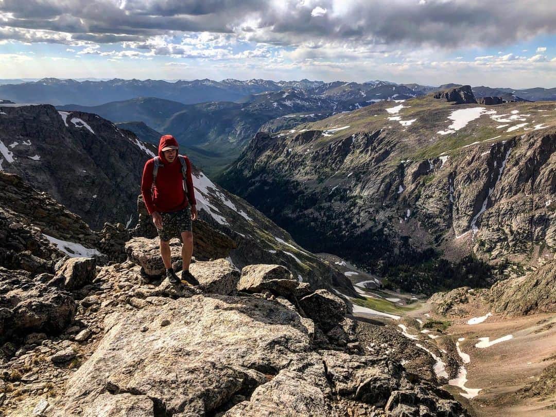 トミー・コールドウェルのインスタグラム：「It’s sure fun having @alexhonnold in town. Big days seem be the only mode we know when getting together to climb. 5 mountains, 20 miles and around 10k of vert. That is what a training day looks like for Alex. I hope body holds up to a few weeks of this. 📸Topping our Mt Alice. Towards the end of our Wednesday jaunt. What a glorious way to get more familiar with my back yard.」