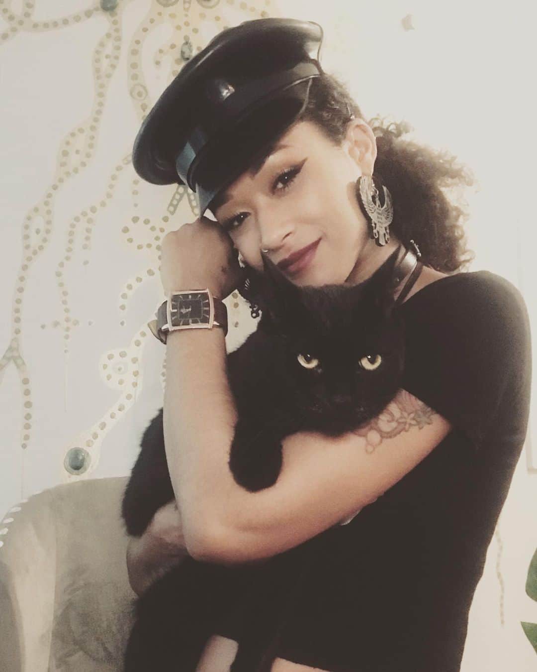 スキン・ダイアモンドのインスタグラム：「Me and lil Luci 🖤  He’s not completely out the woods yet but the Vet CBD is helping tremendously! Thank you to everyone for the advice and well wishes 🖤 Note: this is an older pic from a few months ago 💁🏽‍♀️」