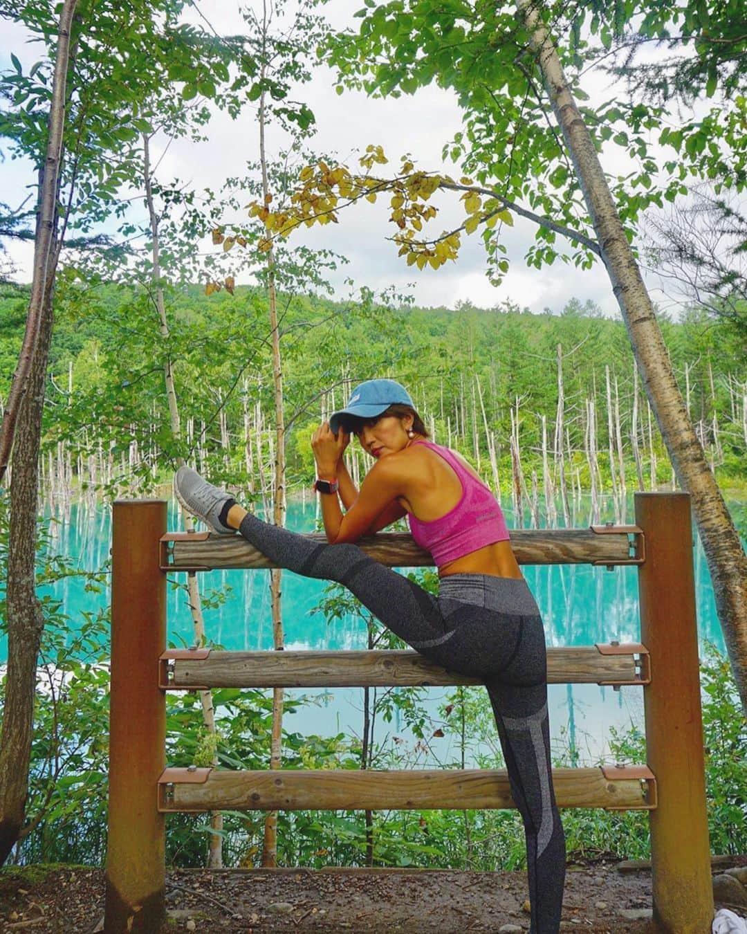渡辺由布子さんのインスタグラム写真 - (渡辺由布子Instagram)「🌳 ・ #YOGAEVERYWHERE  場所は変われど 気づけば 脚上げて股開いてる図ばかり...🤸‍♂️  🎽 @beachbody.gear.jp   #開脚  #ストレッチ  #北海道 #美瑛 #青い池  #split #sidesplit  #yoga #yogateacher  #yogalife #japantrip #discoverjapan  #travelwriter  ・ ・ 📍 #Biei #Hokkaido #🇯🇵」7月11日 9時48分 - watanabe_yuko