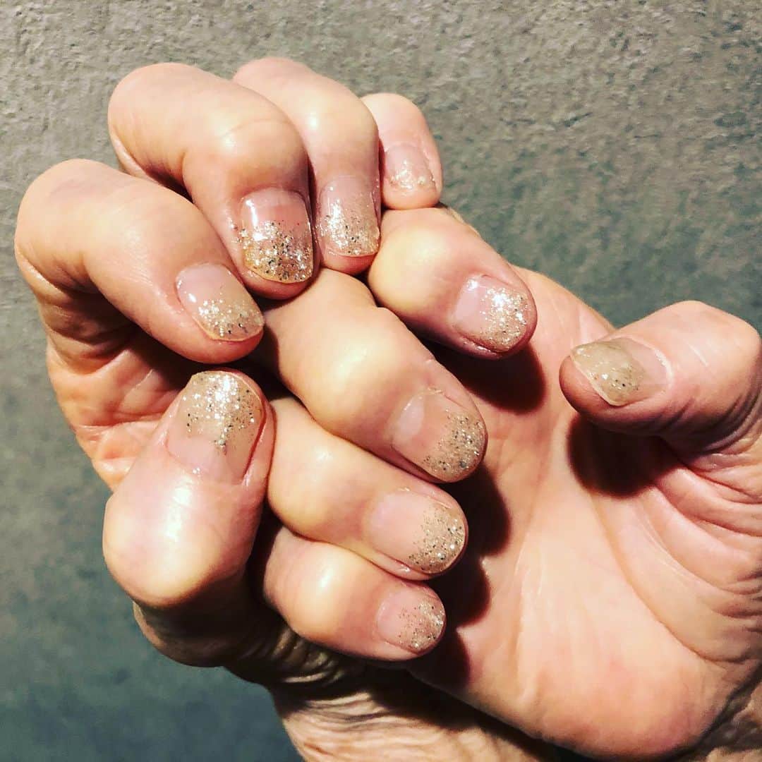 木村真野のインスタグラム：「おばあちゃんのネイル💅 今回は私とお揃いのゴールドラメに😆 #nail #grandma #おばあちゃん　#gold  @machapeee_japan」