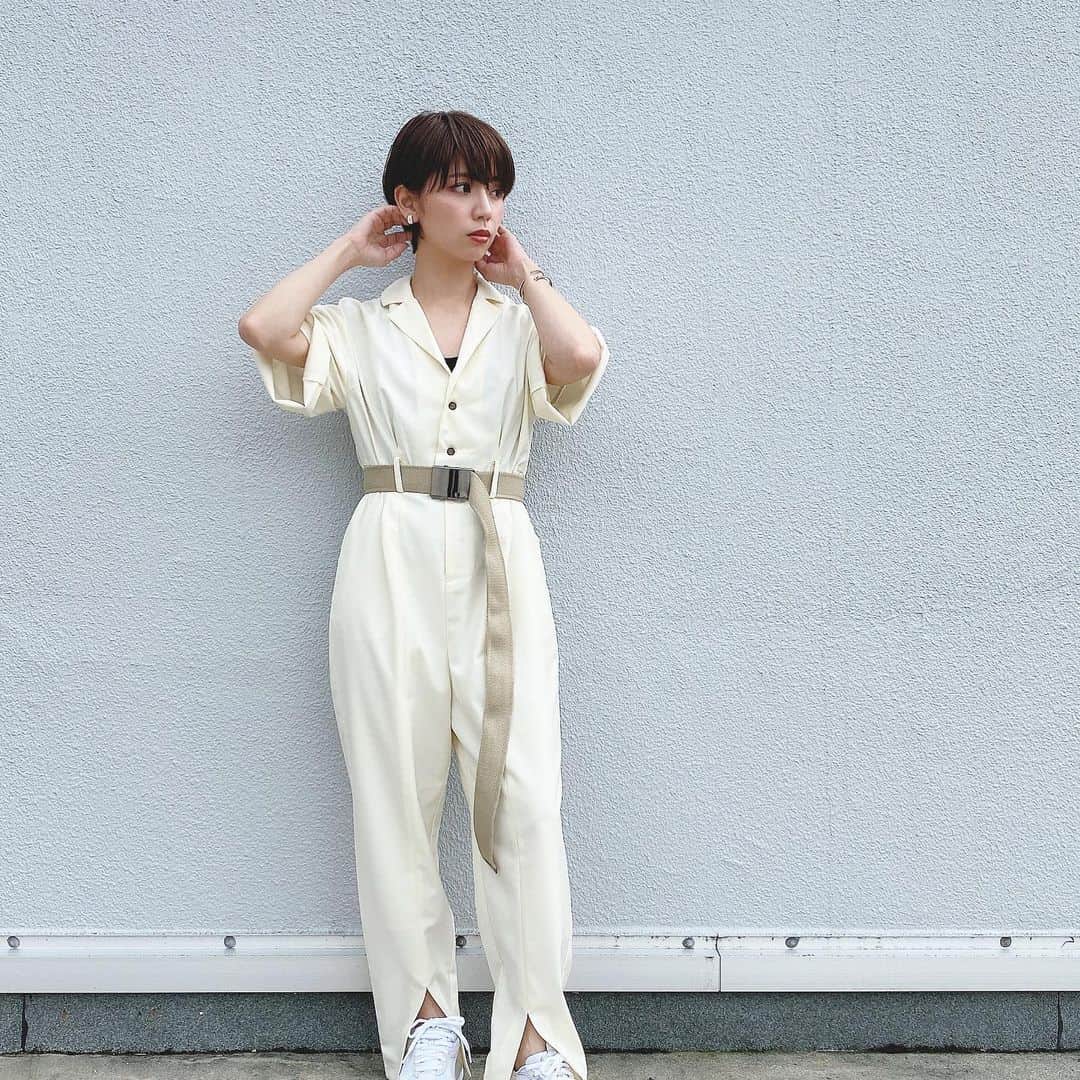 のインスタグラム：「． 今日の湿気凄いですね🌳🌫 引き続き雨なので、皆さん足元気をつけてください👣 ． 最近仲間入りした @cielair のオールインワン♡今まで持ってない感じの服でめっかわ🥺✨足元のスリットで野暮ったく見えないデザインとか最高💯💮 ． #cielair #ootd #code #オールインワン」