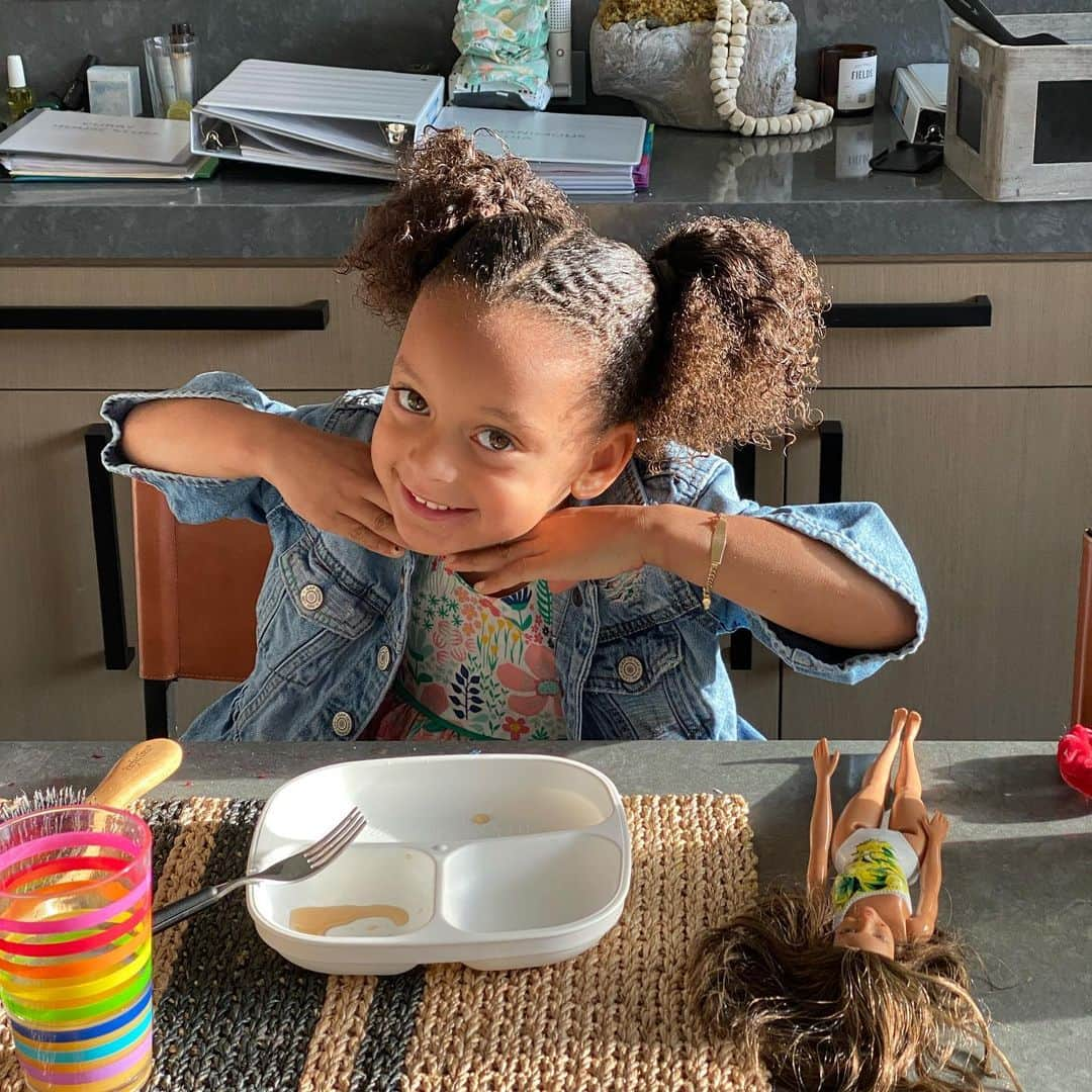 ステフィン・カリーさんのインスタグラム写真 - (ステフィン・カリーInstagram)「My Chookahs is 5!!! Know you’re probably snacking on something right but keep smiling and being your curious little self. Love this girl to the moon and back 🦋」7月11日 9時59分 - stephencurry30